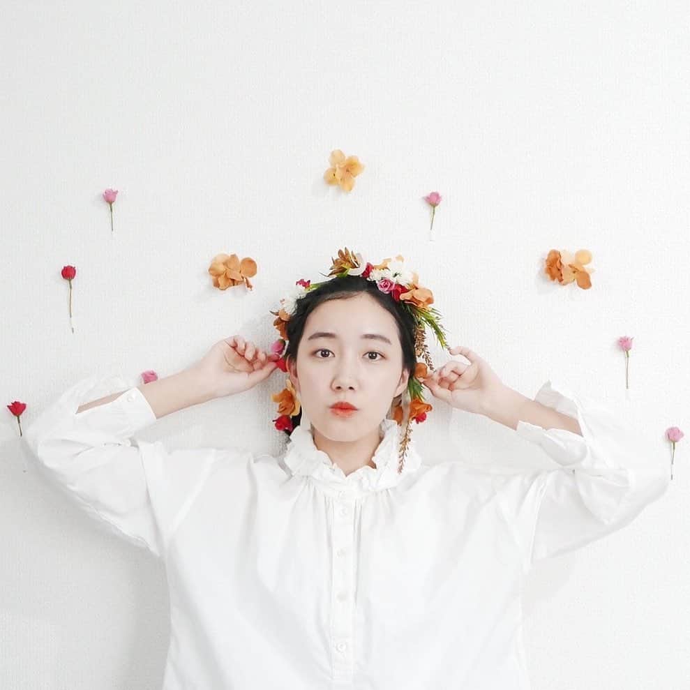 赤坂由梨のインスタグラム：「ㅤㅤㅤ  2021年、今年もよろしくお願い致します🌼ㅤㅤㅤ﻿ ﻿ 新年早々 気持ちが暗くなるニュースばかりですが﻿ 笑顔になれることもたくさんあるはず☺️ㅤㅤㅤ﻿ ﻿ 私は年末にやり残した大掃除をやっているのですが 部屋もスッキリして明るくなってきて幸せ〜ㅤㅤㅤ﻿ 念願のホーローのミルクパンも年末に購入したので﻿ あったかい手作りのチャイが飲めて幸せ〜ㅤㅤㅤ﻿ そして積読の本をちまちま消化できて幸せ〜ㅤㅤㅤ﻿ ﻿ 自分なりに気持ちをあげていきましょう☃️ㅤㅤㅤ﻿ ﻿ #変わった新年のご挨拶  #2021 #tomoyurico」