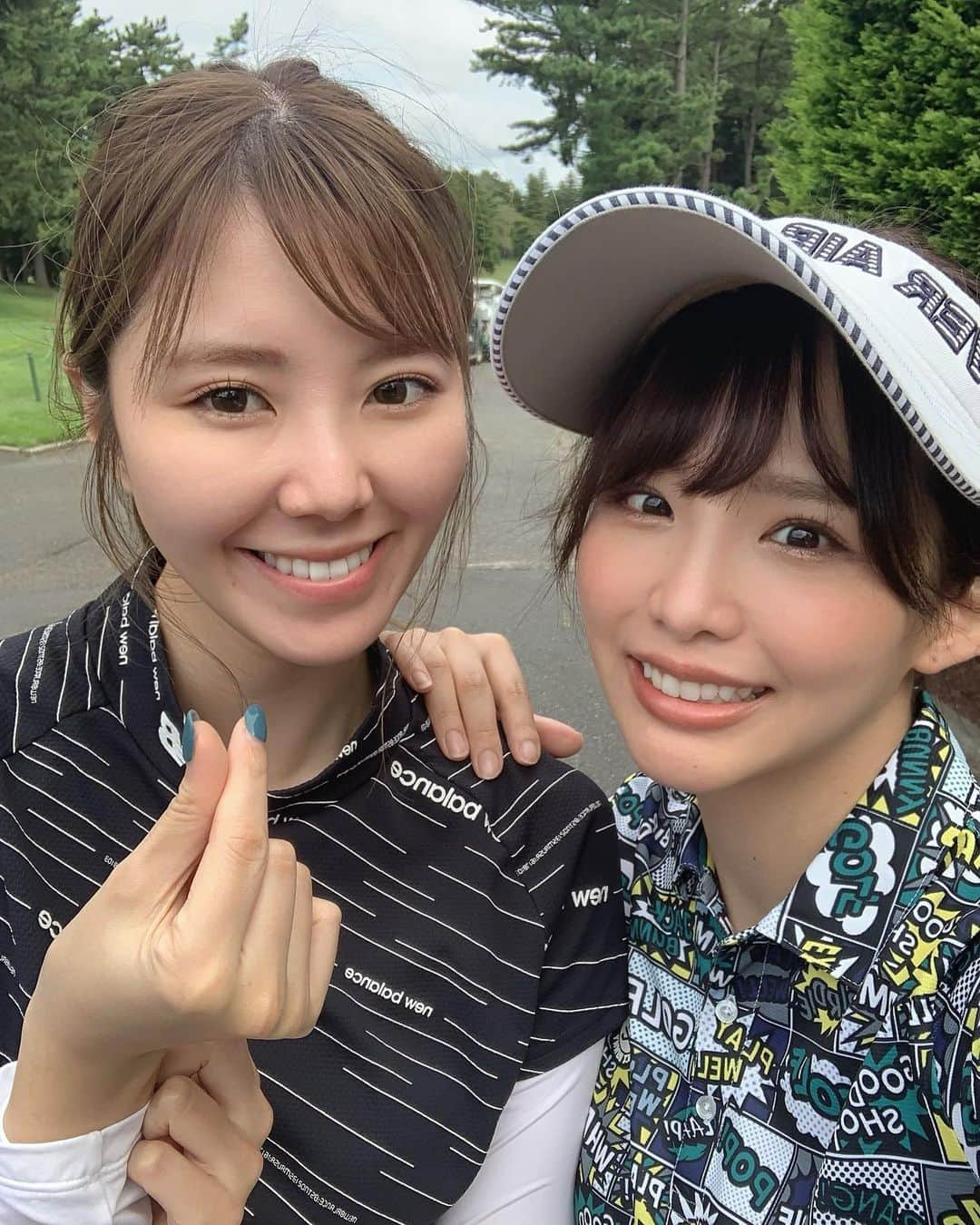 松村香織のインスタグラム：「いつだかの⛳  夏だったかな？  とても暑かった気がする  スコアはボロボロでした  うんちゃんは とても上手になっていて 悔しかったです😔  がんばろー🔥  @kaneko_shiori   #過去pic  #ゴルフ  #ゴルフ女子」