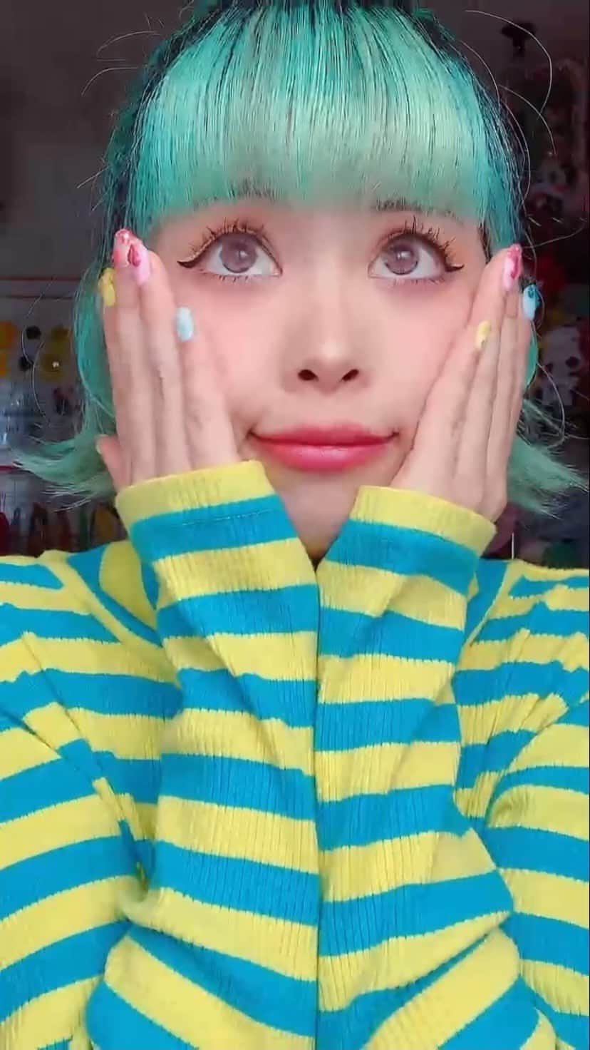 紅林大空のインスタグラム：「💖🤲 #memes #流行りのやつ #第六感 #TikTok #harukakurebayashi #kawaii #jfashion #colorfulhair #派手髪」