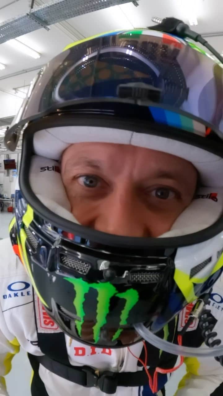 バレンティーノ・ロッシのインスタグラム：「On board at #gulf12hours 🎥 #gopro #vr46squad」