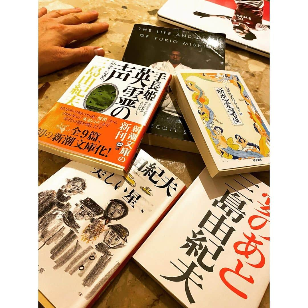 ハリー杉山さんのインスタグラム写真 - (ハリー杉山Instagram)「新年から三島文学に染まり、改めて父を通して三島由紀夫とはどういう人だったのか探ってます。正直迷路です。もとは英語で仮面の告白からスタートし、13の少年には難解な作品が少しずつ歳をとる度に面白くなり、今はやっと笑いながら読めるようになりました^_^ 今日は"美しい星"という異色SFを読んでるのですが、、なんだか純潔にこだわる宇宙人とハリポタのマルフォイ一族が僕の中でリンクしました😂  皆さんは三島文学を通りましたか？  それにしても不思議ですね。 初めて読んだ時には死ぬほどつまらんと思った“潮騒"を僕は今は好きになり、"仮面の告白"にもうなずく自分が生まれるとは。  So crashing through Mishima's works. I used to simply reject the prose as over exuberant and needless with banal sexual references but in Japanese..sounds so different.. so beautiful  #三島文学 #三島由紀夫  #美しい星」1月8日 22時18分 - harrysugiyama