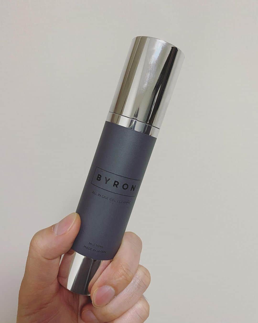 野口和弘のインスタグラム：「最近使ってるやつ。 . . . ALL IN ONE GEL CLEAM EX バイロン オールインワンジェルクリーム EX ＜美容液＞ ¥5,000+tax / 50mL . 1本4役（化粧水・美容液・乳液・クリーム）で配合成分にもかなりこだわってるオールインワンジェルクリーム。 . 男なのにスキンケアすんのかよーって言いながら、心のどっかでちょっとお肌気になるんだよねーって思ってる人意外と多いでしょ？ . これオールインワンだから楽だよ。 . こういうのから使ってみるといいかもねー。 . #BYRON」