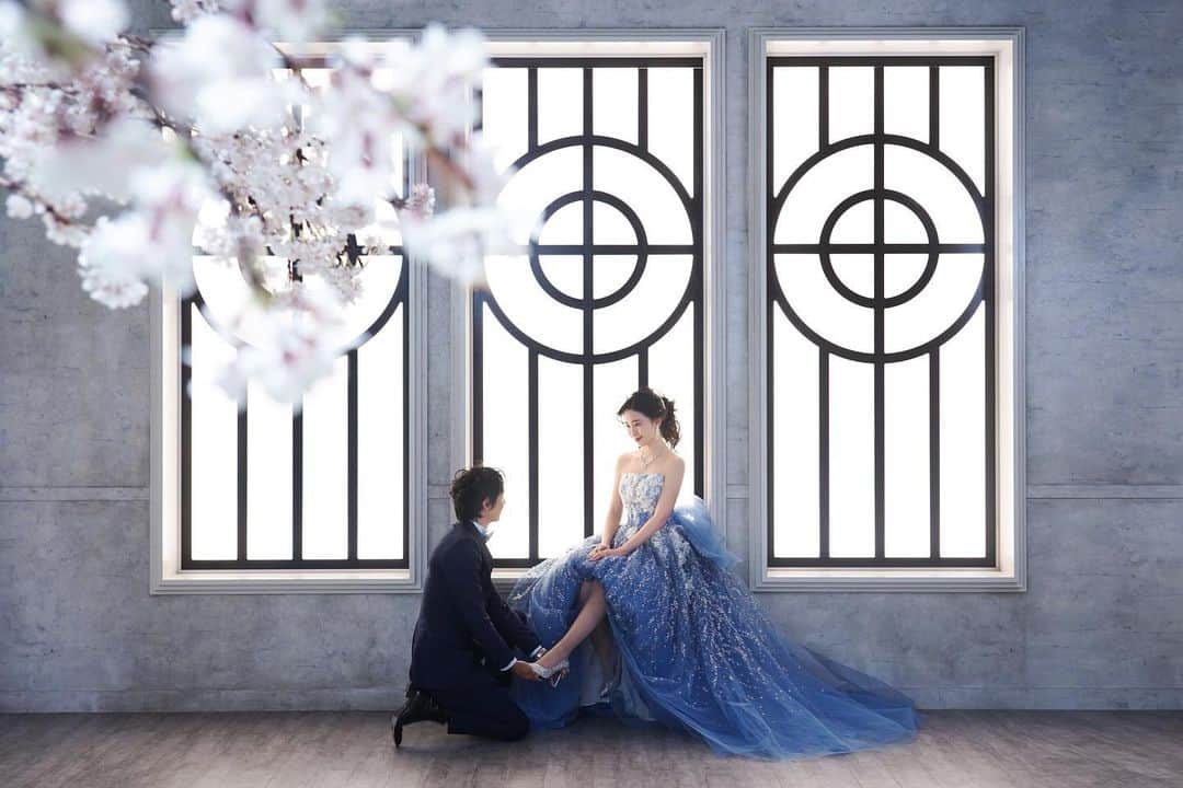 岩間恵のインスタグラム：「ウェディングフォト投稿 そろそろしつこいかもですが😂  嬉しいことに参考にしようとしてくださる方もいらっしゃるみたいなので、しばしお付き合いください✨  これは @studio_luminous_tokyo さんで 撮って頂いた写真です！  既存のスタイルも撮りつつ、私がやりたかった シンデレラ風ショット、映画『About Time』風 ショット、黒ドレスショットを撮って頂きました！  黒...?と思う方もいるかもしれませんが、 これもNetflix『セリングサンセット』中の クリスティーンの挙式を見てから憧れていました😂 タキシードはドレスと同じ生地でお揃いです✨  いろんな計画早く進めたいなぁ もどかしい思いをしている花嫁様、 一緒に頑張りましょう💐  #wedding #weddingdress #weddingphoto #結婚式前撮り #結婚式ヘア #ウェディングフォト」