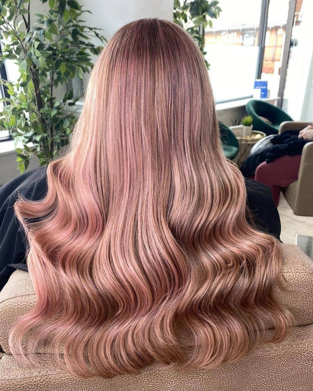 ghd hairさんのインスタグラム写真 - (ghd hairInstagram)「I like my hair how I like my wine, preferably rosé  🍷💕 @hair.by.katie.x   #ghd #ghdhairpro #pinkwaves #pinkhair #hairgoals #hairenvy #hollywoodwaves」1月8日 22時15分 - ghdhair