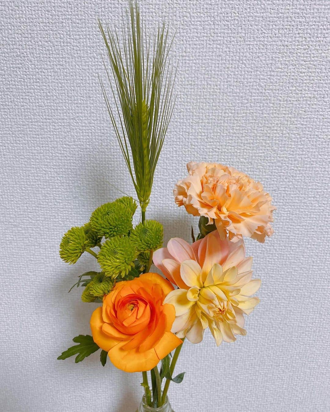 菅長愛子のインスタグラム：「🌼🐶🏠  久しぶりのお花💐今回はイエローオレンジがポイントです💛🧡  次は桜の枝を買いたい。 今年はおうち花見になるかな~🌸 少しでも早くコロナが落ち着いて欲しいですね、、  らぶは予防接種がんばって、おもちゃをもらって。見事に気に入ってくれました🦒💛  おうち時間が増えてくる時に、おうちの居心地が良くなると尚良いですよね🧡  #2021 #お花のある暮らし  #お花 #ディフューザー #イソップ #aesop #stayhome  #おうち時間 #ステイホーム #ストレスフリー #おすすめの花教えてください」