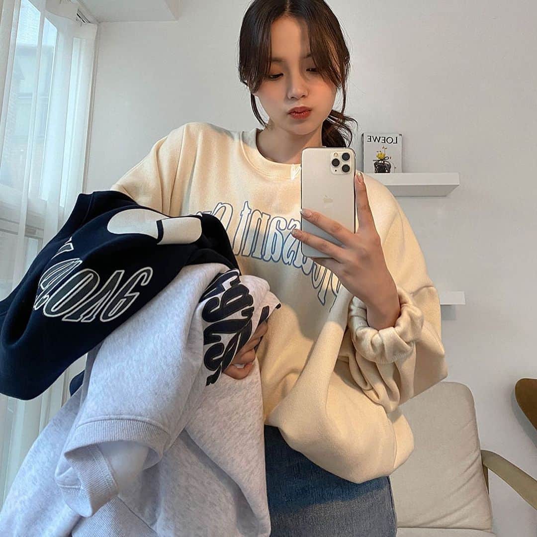 Chuuのインスタグラム：「깔끔한 레터링 프린팅으로 쉽고 편안하게 코디하기 좋은 오버핏 기모 맨투맨🤍💛💙  겉피치 기모와 도톰한 안감 기모로 보온성 업업! 드롭된 숄더 라인 디자인과 여유있는 오버핏이 체형에 구애받지 않아 편안하고 따뜻하게 착용하실 수 있답니다🔥🔥 하나쯤 소장하시면 가볍게 멋내기 좋아  데일리 아이템으로 적극 추천드리고 싶어요 :) #chuu #chuuseoul」