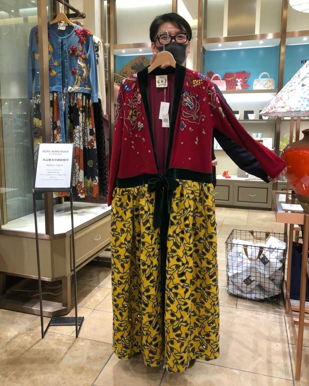 のインスタグラム：「＜丸山敬太の縁起物市＞  Instagram LIVE at GINZA Mitsukoshi POP UP STORE  インスタライブご視聴ありがとうございました。 WEBサイトにてお取り扱いの無い商品をご紹介します。  ✔︎リメイクガウン ¥220,000+tax ¥180,000+tax  ✔︎カシミヤ刺繍ストール ¥100,000+tax  ✔︎ベースバックチェア ¥98,000+tax  ✔︎バルーンバックチェア ¥110,000+tax  ✔︎ローバックラウンジチェア ¥135,000+tax  ✔︎テーブルランプ ¥108,000+tax ¥98,000+tax  「丸山敬太の縁起物市」の商品はお電話でご注文いただけます。 お電話注文は三越伊勢丹のエムアイカード決済、または代金引換(現金のみ)にてお承りいたします。 ※別途送料を頂戴いたします。  ※代金引換でご注文の際は、別途代引き手数料を頂戴いたします。  お電話注文をご希望のお客さまは銀座三越までお問い合わせください。 銀座三越　03-3562-1111(大代表)  また、銀座三越は1月8日(金)より当面の間、 午前10時〜午後7時までの営業となります。」