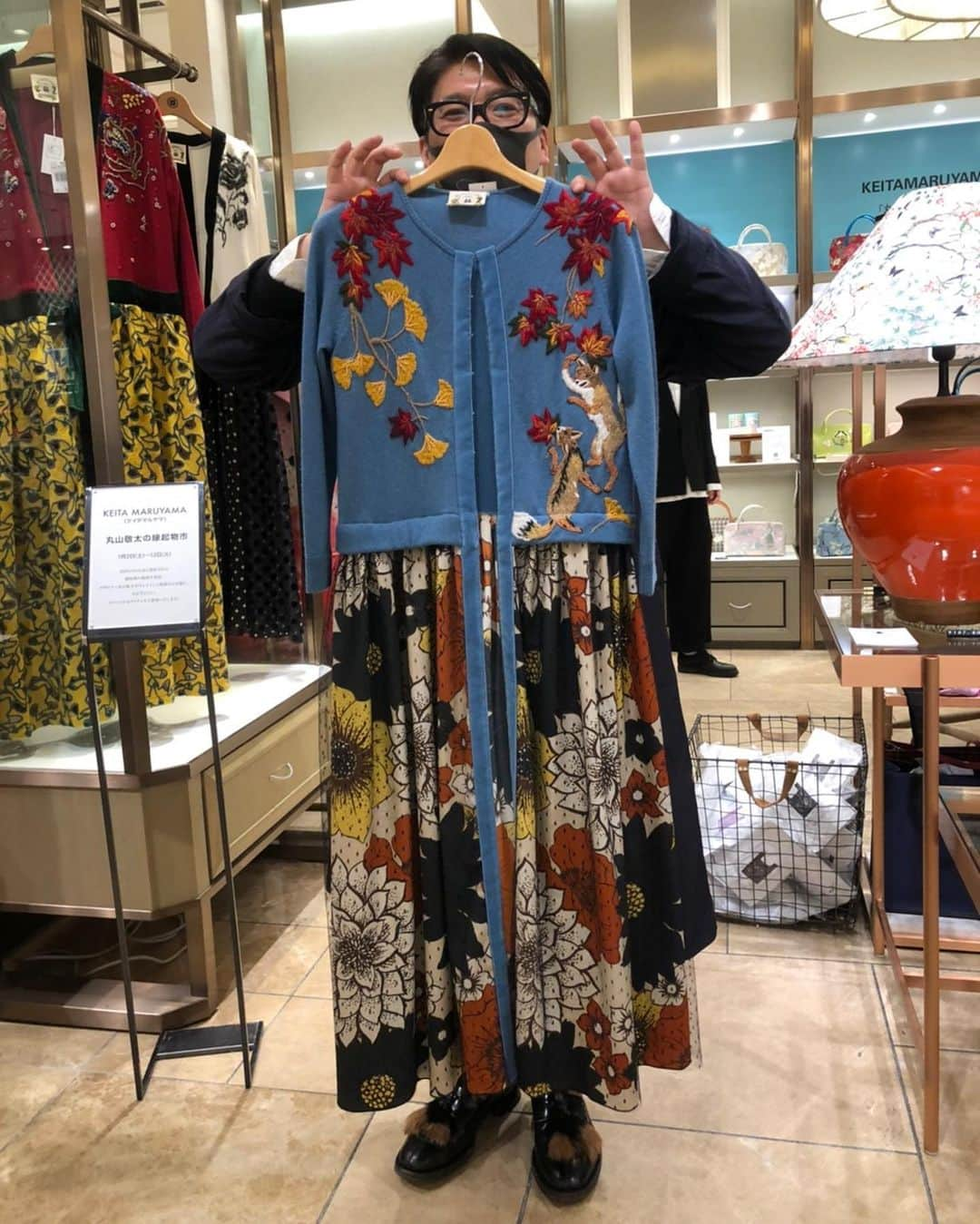 丸山敬太さんのインスタグラム写真 - (丸山敬太Instagram)「＜丸山敬太の縁起物市＞  Instagram LIVE at GINZA Mitsukoshi POP UP STORE  インスタライブご視聴ありがとうございました。 WEBサイトにてお取り扱いの無い商品をご紹介します。  ✔︎リメイクガウン ¥220,000+tax ¥180,000+tax  ✔︎カシミヤ刺繍ストール ¥100,000+tax  ✔︎ベースバックチェア ¥98,000+tax  ✔︎バルーンバックチェア ¥110,000+tax  ✔︎ローバックラウンジチェア ¥135,000+tax  ✔︎テーブルランプ ¥108,000+tax ¥98,000+tax  「丸山敬太の縁起物市」の商品はお電話でご注文いただけます。 お電話注文は三越伊勢丹のエムアイカード決済、または代金引換(現金のみ)にてお承りいたします。 ※別途送料を頂戴いたします。  ※代金引換でご注文の際は、別途代引き手数料を頂戴いたします。  お電話注文をご希望のお客さまは銀座三越までお問い合わせください。 銀座三越　03-3562-1111(大代表)  また、銀座三越は1月8日(金)より当面の間、 午前10時〜午後7時までの営業となります。」1月8日 22時20分 - keitamaruyama_official