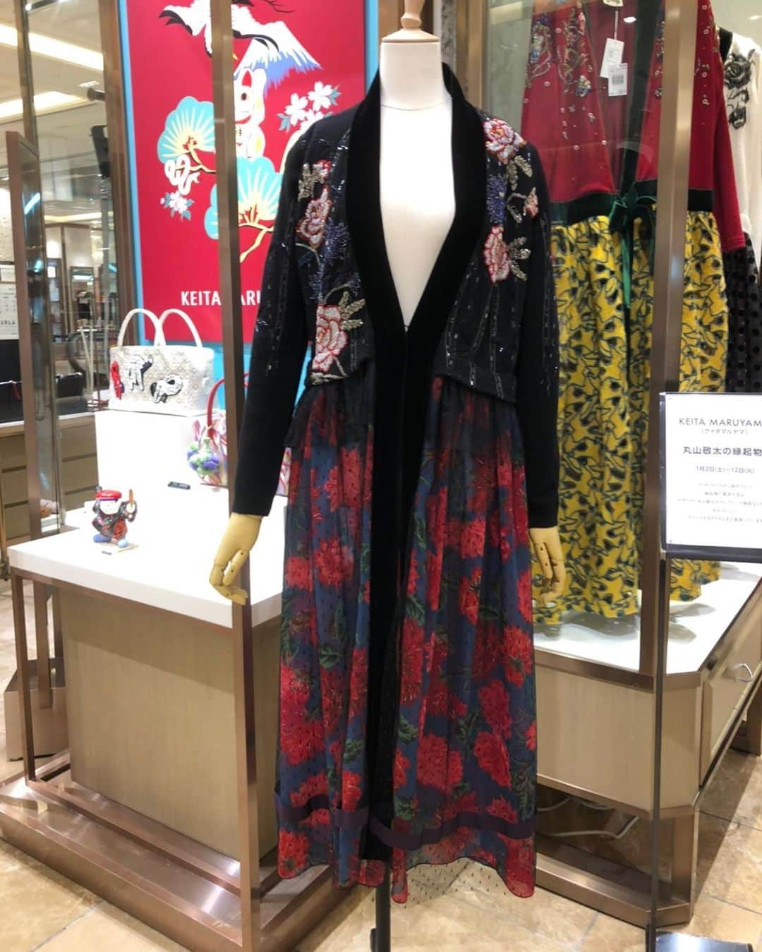 丸山敬太さんのインスタグラム写真 - (丸山敬太Instagram)「＜丸山敬太の縁起物市＞  Instagram LIVE at GINZA Mitsukoshi POP UP STORE  インスタライブご視聴ありがとうございました。 WEBサイトにてお取り扱いの無い商品をご紹介します。  ✔︎リメイクガウン ¥220,000+tax ¥180,000+tax  ✔︎カシミヤ刺繍ストール ¥100,000+tax  ✔︎ベースバックチェア ¥98,000+tax  ✔︎バルーンバックチェア ¥110,000+tax  ✔︎ローバックラウンジチェア ¥135,000+tax  ✔︎テーブルランプ ¥108,000+tax ¥98,000+tax  「丸山敬太の縁起物市」の商品はお電話でご注文いただけます。 お電話注文は三越伊勢丹のエムアイカード決済、または代金引換(現金のみ)にてお承りいたします。 ※別途送料を頂戴いたします。  ※代金引換でご注文の際は、別途代引き手数料を頂戴いたします。  お電話注文をご希望のお客さまは銀座三越までお問い合わせください。 銀座三越　03-3562-1111(大代表)  また、銀座三越は1月8日(金)より当面の間、 午前10時〜午後7時までの営業となります。」1月8日 22時20分 - keitamaruyama_official