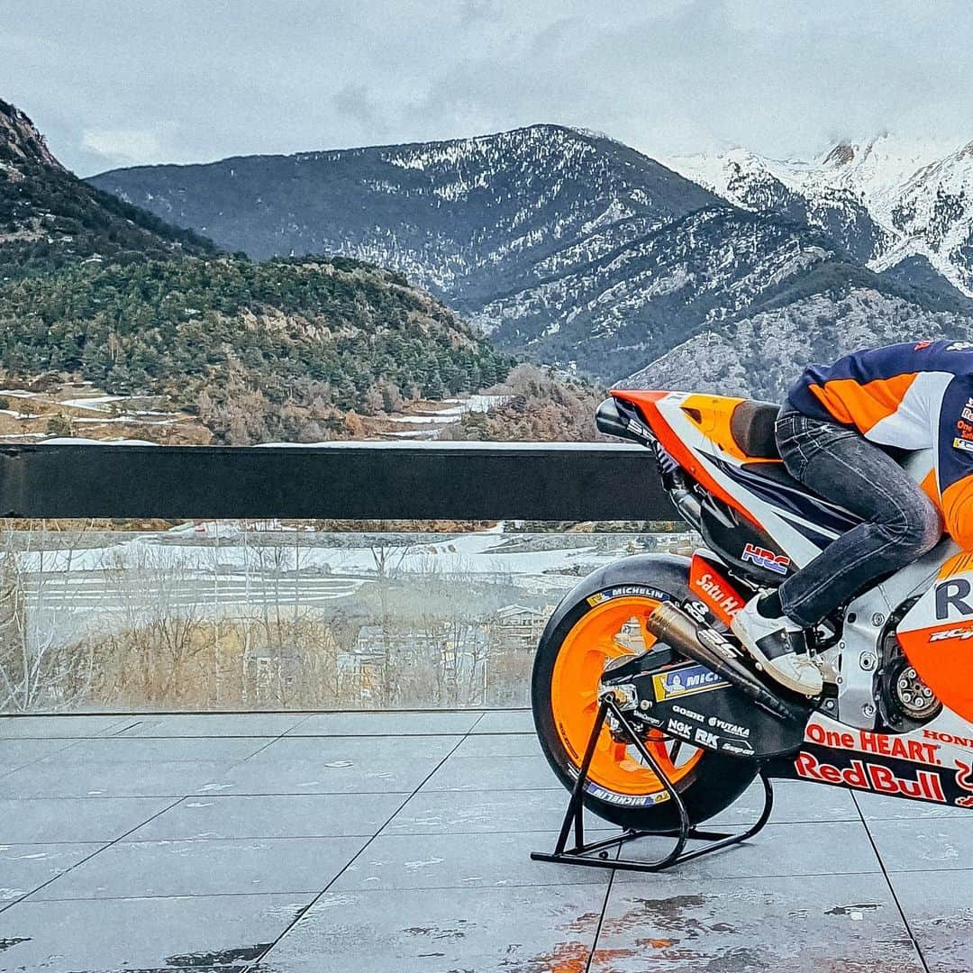 レプソル・ホンダのインスタグラム：「How many weekends until the season starts?」