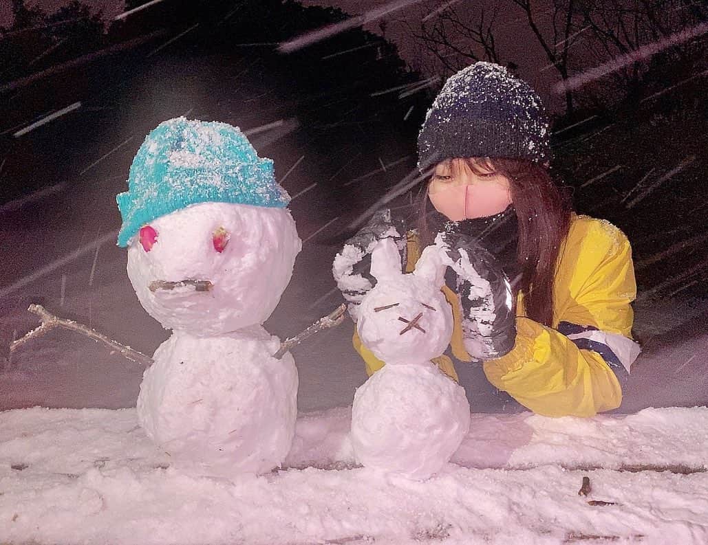 秋吉優花さんのインスタグラム写真 - (秋吉優花Instagram)「. 久しぶりに雪積もったけん雪あそび☃️ . (2枚目音量注意🧚‍♀️笑) #そり #意外とスピード出た #雪 #ゆきだるま #雪だるま #ゆきうさぎ #福岡 #ゆきあそび」1月8日 22時21分 - akiyoshi_1024