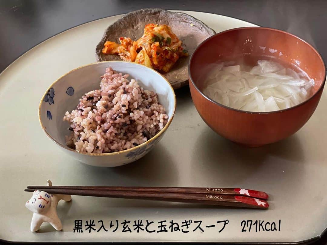 藤井美加子のインスタグラム：「☆﻿ 筋トレあとの私のお夕飯﻿ 質素だけど追い込んだあとは﻿ これくらいがちょうど良い。﻿ ﻿ 帰ってすぐにゆで卵一つ（71Kcal）﻿ も食べたよ！🥚﻿ 筋トレあとのたんぱく質は重要よ！﻿ ﻿ 黒米に含まれるポリフェノールは﻿ お肌の老化やシミも抑えてくれるよ﻿ ﻿ ﻿ ﻿ #うちごはん#筋トレ食#抗酸化作用#老化防止#アンチエイジング#美加子のレシピ#美肌食マイスター#アンチエイジングアドバイザー#美肌レシピ#三木美加子」