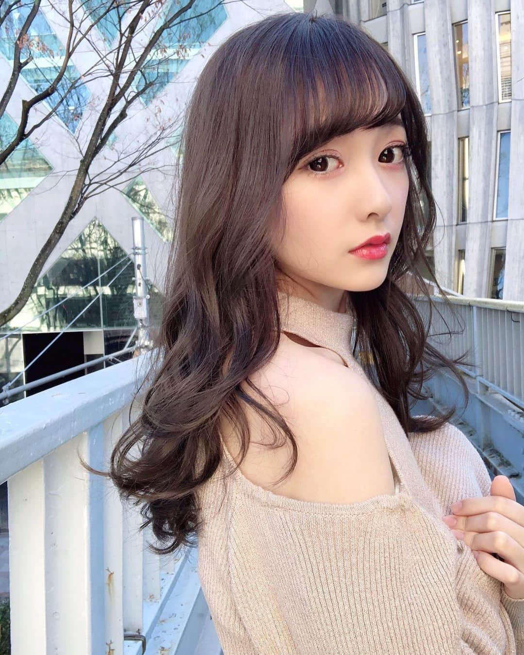 小西恭平さんのインスタグラム写真 - (小西恭平Instagram)「ヘアスタイル、ヘアカラー共に最近オーダーが多いスタイルです✂️✨﻿ ﻿ カラーは黄み赤みをなくしたブルーラベンダーカラーです😊﻿ ﻿ ﻿ オーダーの際は画像を保存し提示していただけると嬉しいです🌟﻿ ﻿ ﻿ ﻿ ﻿ ﻿ ﻿ ﻿ ご予約はプロフィール欄のネットページからご予約が可能です🌟﻿ ﻿ お店の住所は﻿ ﻿ ﻿ 〒107-0061港区北青山3丁目4-3 ﻿ のの青山2F  Nehan内﻿ ﻿ 電話番号　07013668526﻿ ﻿ こちらになります！少し迷いやすいので、行き方はハイライトなどにも載せていますのでご確認ください⭐️﻿ ﻿ ﻿ ﻿ ﻿ ﻿ ﻿ ﻿ #ハイライト#グレージュ#サロンモデル#ミディアム#美容師#グラデーションカラー#ロングヘア #ヘア#アレンジ#ヘアアレンジ#ロング#hair#グレージュ#ヘアスタイル#スタイリング#髪型 #メイク#シースルーバング#小顔カット#似合わせカット#ヘアカラー#hairstyle#コニタンカット﻿ ﻿ ﻿」1月8日 22時21分 - kyohei_konishi