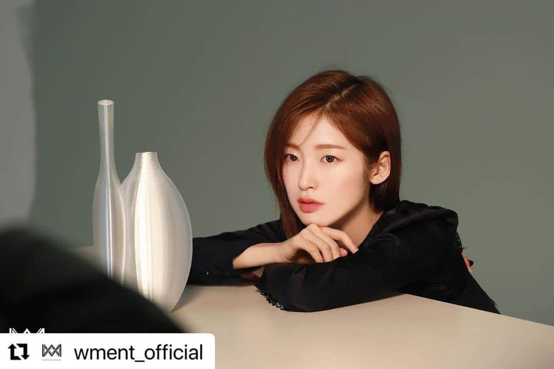 OH MY GIRLさんのインスタグラム写真 - (OH MY GIRLInstagram)「#Repost @wment_official ・・・ 오마이걸 아린의 첫 매거진 커버♥ ‘싱글즈’ 화보 촬영 현장! 포스트 #미리보기 🔍 ⠀ ➡️ naver.me/xOCMvEzV ⠀ #오마이걸 #OHMYGIRL #OMG #아린」1月8日 22時22分 - wm_ohmygirl