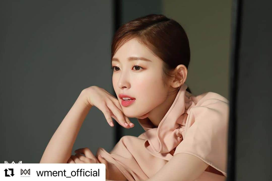 OH MY GIRLさんのインスタグラム写真 - (OH MY GIRLInstagram)「#Repost @wment_official ・・・ 오마이걸 아린의 첫 매거진 커버♥ ‘싱글즈’ 화보 촬영 현장! 포스트 #미리보기 🔍 ⠀ ➡️ naver.me/xOCMvEzV ⠀ #오마이걸 #OHMYGIRL #OMG #아린」1月8日 22時22分 - wm_ohmygirl