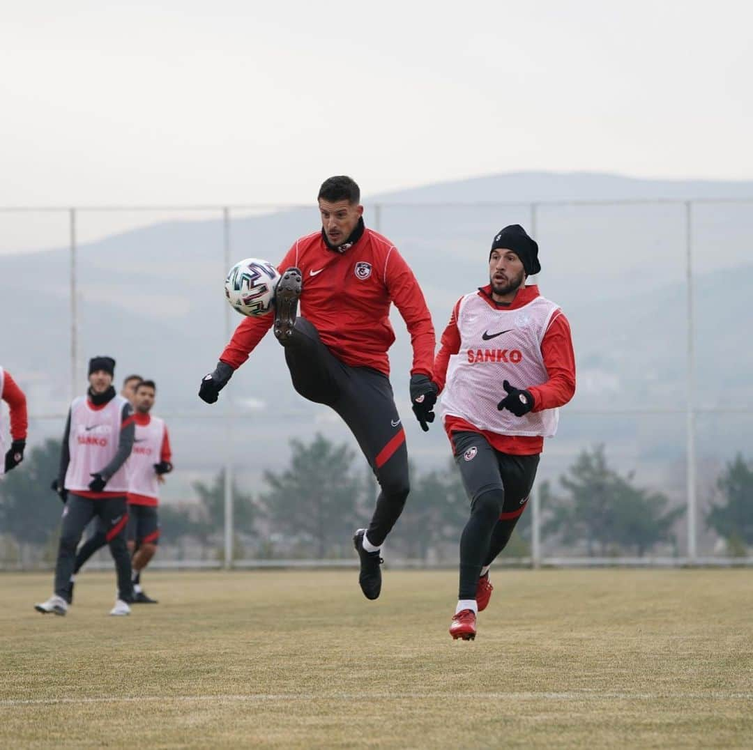 ケヴィン・ミララスさんのインスタグラム写真 - (ケヴィン・ミララスInstagram)「👀⚽️🔴⚫️」1月8日 22時27分 - kmirallas11