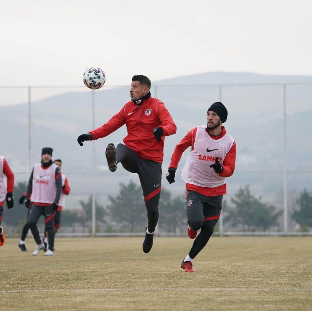ケヴィン・ミララスのインスタグラム：「👀⚽️🔴⚫️」