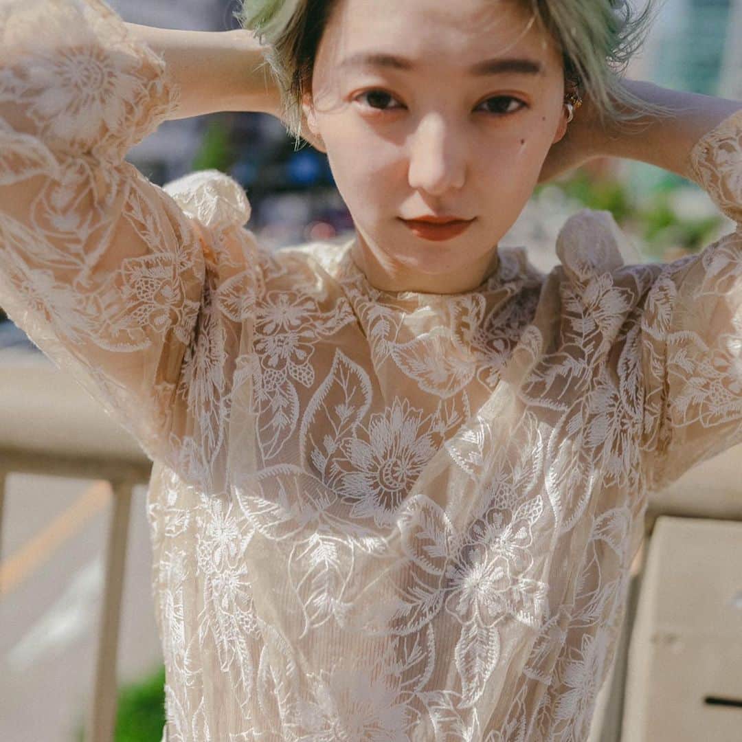 アディクシーカラー(ミルボン) さんのインスタグラム写真 - (アディクシーカラー(ミルボン) Instagram)「《シア―ミント》﻿ ナチュラルさ、女性らしさのある絶妙な薄さのペールグリーンと根本に黒を残したコントラストがこだわりのデザインです✨﻿ ﻿ ＜レシピ＞﻿ 0クリア：C8-グリーン：ペールカーキ＝１：10％：10％﻿ OXY３％﻿ ﻿ @sawaitakuya」1月8日 22時23分 - addicthy_color
