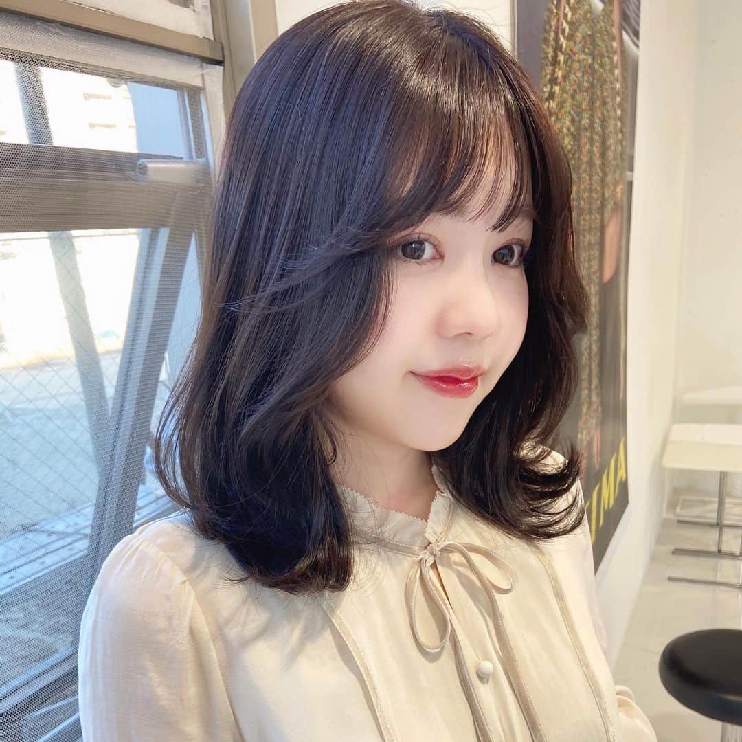 佃加菜のインスタグラム：「ゆるくびれヘア🤍ペールグレー🤍 品のあるグレーはお肌が白くなります🤍 顔まわりはくびれだけど、くびれすぎず ふわっと、もちっとするヘアに🤍 . まきちゃん🤍 @makiron76」