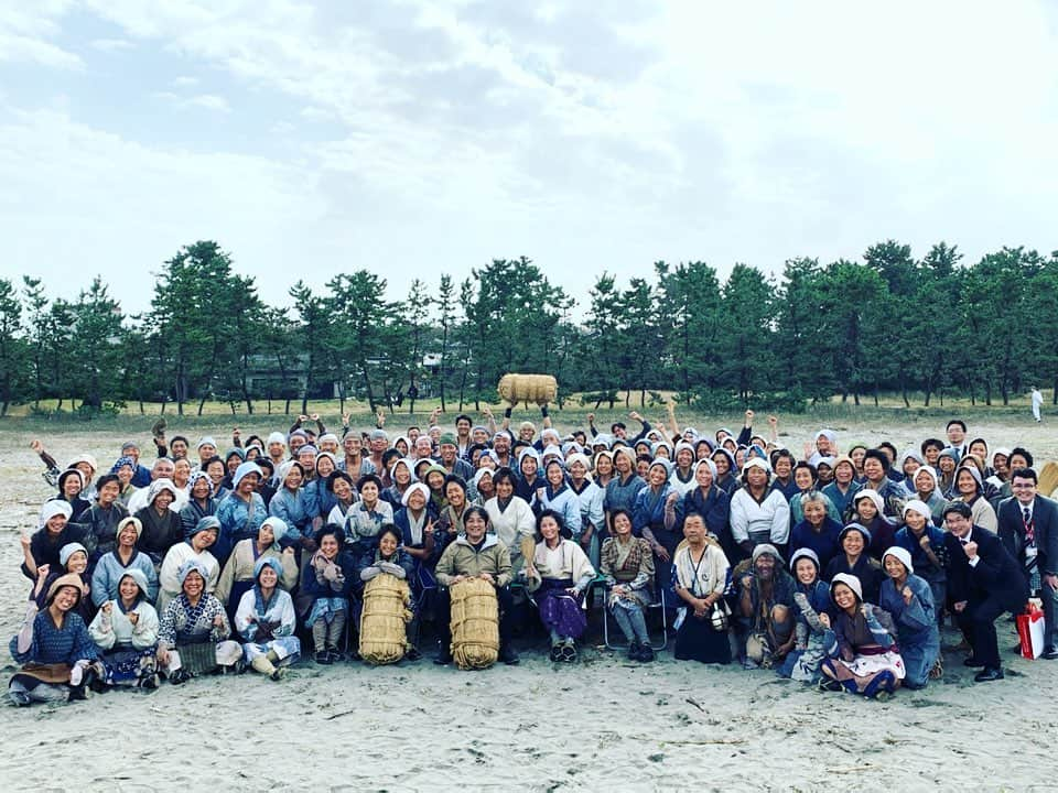 鈴木砂羽さんのインスタグラム写真 - (鈴木砂羽Instagram)「映画「大コメ騒動」 本日から公開してます🎬  皆さまにとって 実りある一年になりますように 💫🌾💫🌾  #映画 #大コメ騒動  #本木克英　監督 #富山ロケ #京都松竹撮影所  #井上真央　ちゃん #室井滋　さん #冨樫真　さん #舞羽美海  さん #サインしてる真央ちゃんカワイイ #おかかたちフォーエバー💫」1月8日 22時24分 - bombon_sawa