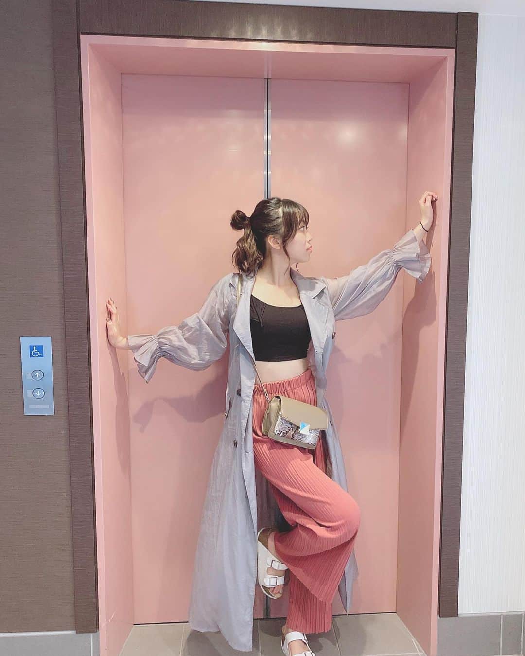 溝呂木世蘭さんのインスタグラム写真 - (溝呂木世蘭Instagram)「沖縄のピンクのエレベーターーーー！  可愛かったっ！  ちょうどこの日の服とマッチしてて 思わず撮ったー！！  最近なんか映えスポット的なのばっかのせてたから たまにはこう言うのもっ😋  みんなはどんな写真みたいー？？  #沖縄映え #ホテル #沖縄女子旅 #ピンク #エレベーター #女の子 #お団子ヘア #夏に向けて #痩せよう #カメラ好きな人と繋がりたい #旅行好きな人と繋がりたい」1月8日 22時35分 - seran_0422