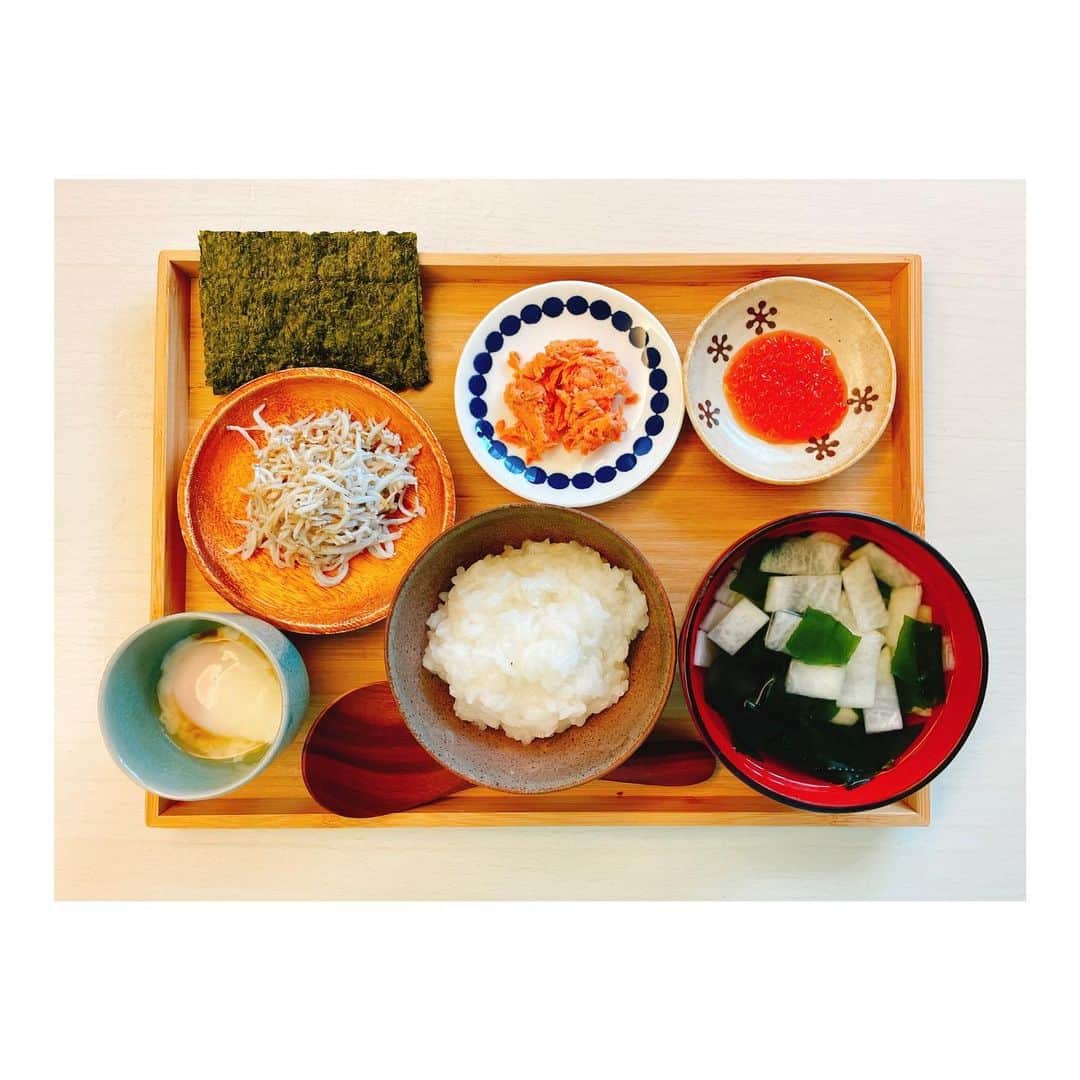 芹澤優さんのインスタグラム写真 - (芹澤優Instagram)「・ ・ 七草粥食べる文化が我が家にはなかったけど、あちこちで七草粥みてたら食べたくなってしまって。 ・ 今朝はお粥ご飯にしました♡ ・ お正月のちょこちょこ余ってるの並べたらなんかいい感じに♡ ・ お汁もお粥も生姜入っててあったまる。 ・ ほくほく ・ #2月は大事な撮影が続くので　#今週から意識高く頑張ってます　#毎日自炊して　#夜はとにかく野菜食べてます　#えらいです　#アイス食べたいです　#こんな時に限って　#冷蔵庫にハーゲンダッツある　#忍耐」1月8日 22時28分 - seriko_is_no.1
