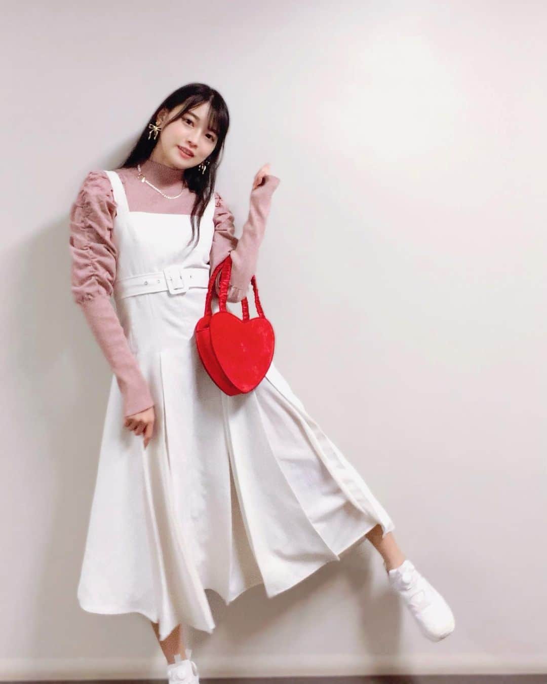 藤田いろはのインスタグラム：「﻿ 最近買ったハートのバッグ、かわいすぎてお気に入り💗💗💗﻿ ﻿ ﻿ ﻿ ﻿ ﻿ ﻿ ﻿ ﻿ ﻿ 本日レースクイーン大賞新人部門のメダリスト発表があったのですが、残念ながらメダリスト5名には残れませんでした…﻿ 中間10位以内だったから本当に悔しい…！﻿ 皆さん毎日投票してくださったのに、私の力不足で結果を出せなくて本当にすみませんでした😢﻿ 毎日応援してくれた方、本当に本当にありがとう🥺﻿ 悔しいのは本当だけど、自分の頑張りに対しての後悔はないです。﻿ 簡単にうまくいかないこの世界の厳しさをまた学んだので、悔しさをバネにまた頑張ります、、、！﻿ 新たな景色を皆さんと見に行きたいのでこれまで以上の応援、これからもよろしくお願いします🥺﻿ ﻿ ﻿ ﻿ ﻿ ﻿ ﻿ ﻿ ﻿ ﻿ ﻿ ‪#藤田いろは#グラビア#gravure #ご報告 #japanesegirl #レースクイーン#tokyo  #原宿 #l4l #aziangirl  #ビジョビ  #뷰티스타그램  #cosplay #黒髪ロング#팔로우#소통해요#셀스타그램#モデル #model #그라비아 #日本的 #初売り #honeymihoney #frayid #ポンプフューリー #reebok #ootd #liquem #日本レースクイーン大賞 #❤️」
