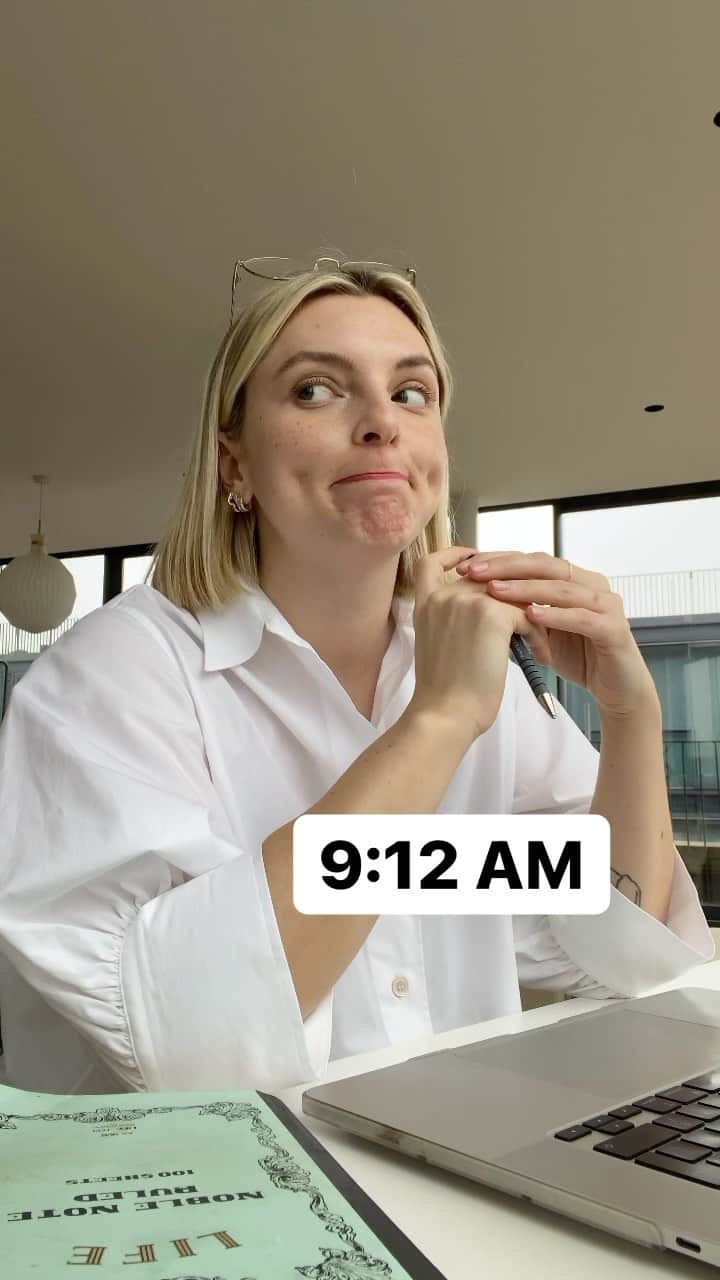 Estée Lalondeのインスタグラム：「MY DAILY DETERIORATION ⚰️😂」
