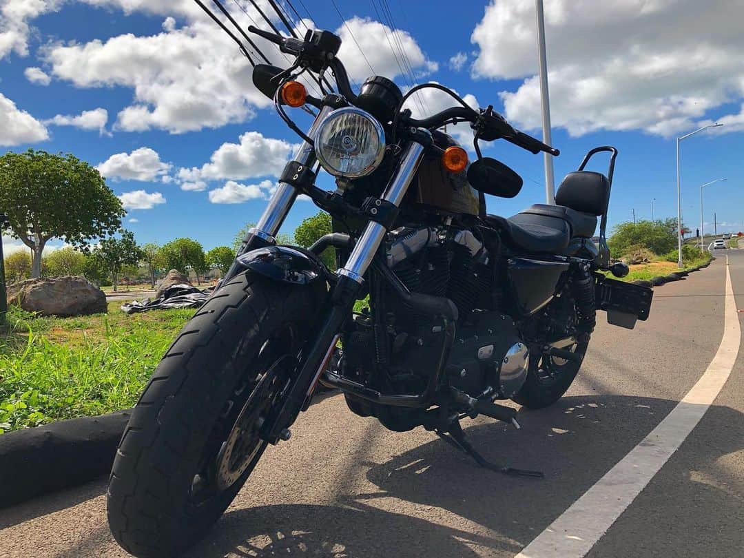 佐野千晃のインスタグラム：「寒いからハワイの写真でもあげよーって思ったらハワイで乗ったバイク出てきちまった←﻿ ﻿ 前もあげたけどまたあげちゃう←﻿ ﻿ 1200ものハーレー重低音がまた最高でした。﻿ ﻿ かっけー🥺﻿ ﻿ #ハーレー #ジェット #乗り物 #好き #100km #体感  #ハーレーダビットソン #大型二輪免許 #小型特殊免許  #Harley #HarleyDavidson #バイク #バイク女子 #かっこいい #883 #ブラック #ハーレー女子 #ハーレー乗り #ハーレーカスタム #ハワイ #ノーヘル」