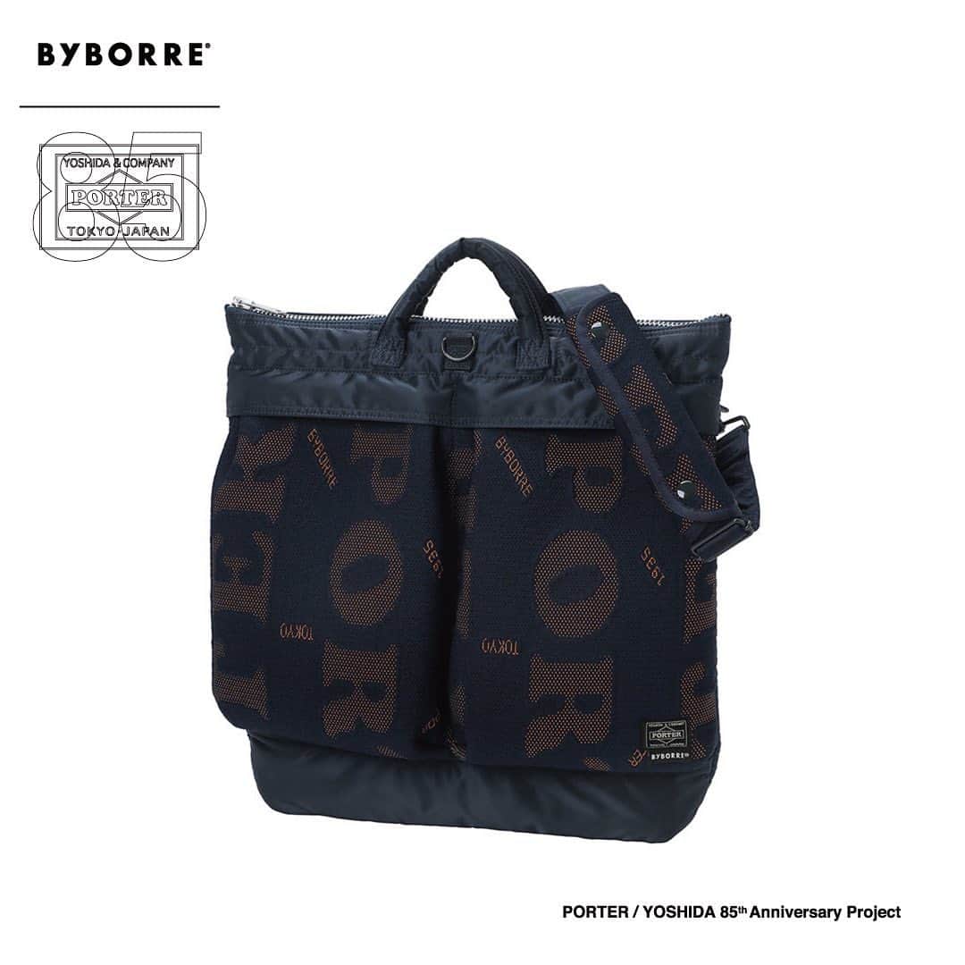 のインスタグラム：「﻿ PORTER / YOSHIDA 85th Anniversary Project﻿ PORTER × BYBORREを発売します。﻿ ﻿ 吉田カバン創業85周年を記念し、オランダ・アムステルダムを拠点とするテキスタイルイノベーションスタジオ“BYBORRE（バイボレ）”とコラボレーションしたスペシャルアイテムです。﻿ ﻿ 2010年にBorre Akkersdijk（ボレ・アッケルスダイク）氏によって創業したBYBORREは、最先端の素材開発に取り組み、機能的かつデザイン性の高いニットウェアなどを展開しています。革新的な技術を創造するため、様々なブランドとのコラボレーションやディスカッションを通じてニットの新たな可能性を追求しています。﻿ ﻿ こちらのコラボレーションアイテムは、メイン素材にPORTERオリジナルのナイロンボンディング生地と、BYBORREを象徴するテキスタイルニット「AO3™（Attachment Only 3 Layer）」という再生ポリエステル100%の糸で編まれたサスティナブルなニットを使用しています。﻿ このニット生地はデザイン・糸・配色などを1から創作した完全オリジナルの生地です。「AO3™」は3層構造で表と裏の間のヨコ糸を強く圧縮しているため、ニット生地としては他に類をみない密度と表情豊かなドレープを実現しています。﻿ ﻿ 普段使いしやすい人気の定番アイテムをベースに、男女問わずお使いしていただける6型のラインナップです。ショルダーストラップが付く3型には、この「AO3™」のニット生地を使用した肩パッドが付属します。﻿ ﻿ ALICE PACK﻿ ￥40,000＋tax﻿ W300/H370/170mm﻿ ﻿ 2WAY HELMET BAG﻿ ￥35,000＋tax﻿ W410/W430mm﻿ ﻿ 2WAY SHOULDER BAG﻿ ￥33,000＋tax﻿ W320/H250/D80mm﻿ ﻿ WAIST BAG﻿ ￥21,000＋tax﻿ W270/H170/D130mm﻿ ﻿ VERTICAL SHOULDER BAG﻿ ￥19,000＋tax﻿ W140/H170/D50mm﻿ ﻿ EFFECTS BAG﻿ ￥10,000＋tax﻿ φ170/H150mm﻿ ﻿ 発売日：1月15日（金）﻿ ※吉田カバンオフィシャルオンラインストアはPM12:00から発売します。﻿ ﻿ こちらのアイテムは、PORTER flagship store、PORTER STAND、PORTER EXCHANGE、KURA CHIKA by PORTER、CLOAKROOM by PORTER、POTR、PORTER KOREA、吉田カバンオフィシャルオンラインストア、PORTER Rakuten Fashion店のみでの限定発売です。﻿ ※PORTER Rakuten Fashion店は販売方法が異なります。予めご了承ください。﻿ ﻿ ※完全数量限定につき、在庫がなくなり次第終了となります。﻿ ※当日の状況により止むを得ず販売方法を変更する場合がございます。予めご了承ください。﻿ ﻿ BYBORREのテキスタイルに対する革新的で責任あるクリエーションと、PORTERのモノ作りの精神とこだわりが詰まったスペシャルアイテムです。﻿ ﻿ #yoshidakaban #porter #luggagelabel #porteryoshida #madeinjapan #japan #85thanniversary #heatandsoulintoeverystich #byborre #knit #textile #innovation #Amsterdam #alicepack #helmetbag #shoulderbag #waistbag #effectbag #吉田カバン #ポーター #85周年 #一針入魂 #バイボレ #ニット #テキスタイル」