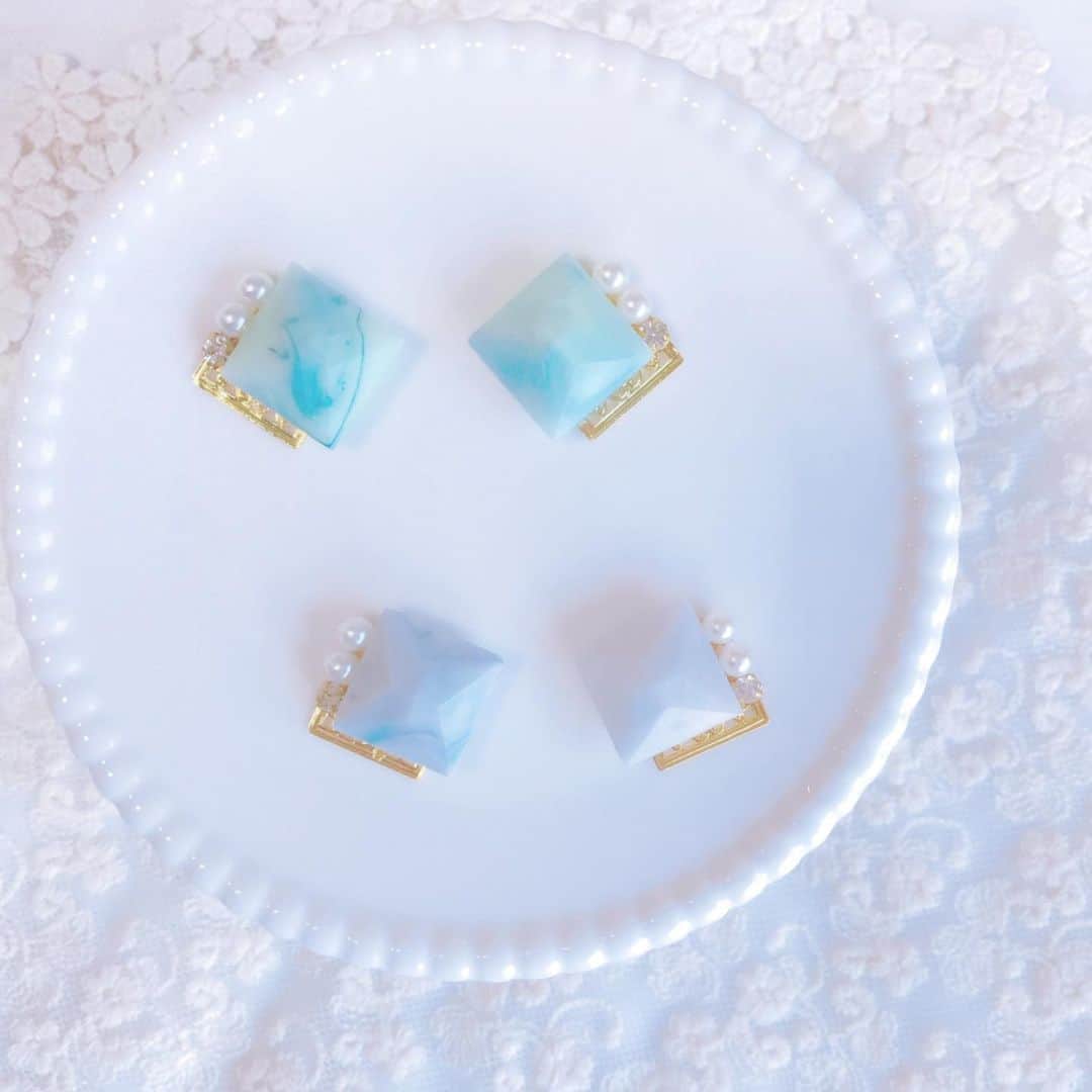 愛内みさのインスタグラム：「マーブル模様の小ぶりpierce #ハンドメイドピアス #ハンドメイドイヤリング #ハンドメイドアクセサリー」
