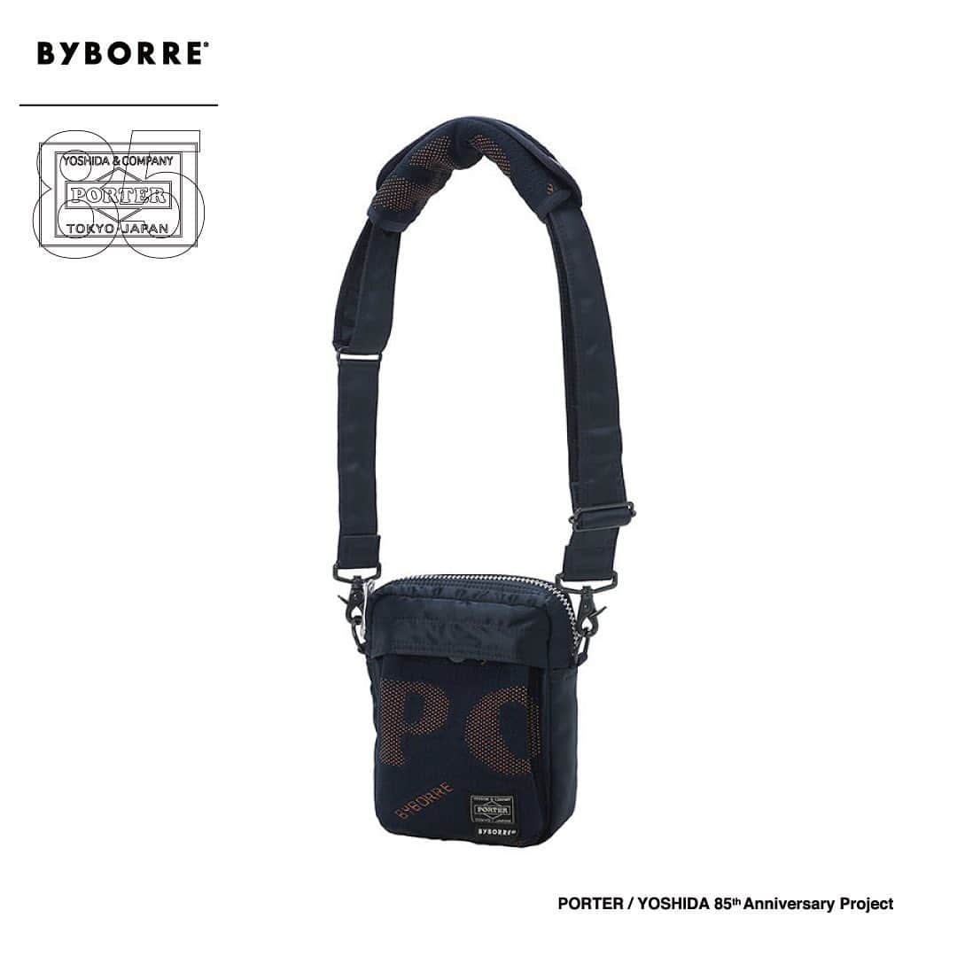 のインスタグラム：「﻿ PORTER / YOSHIDA 85th Anniversary Project﻿ PORTER × BYBORREを発売します。﻿ ﻿ 吉田カバン創業85周年を記念し、オランダ・アムステルダムを拠点とするテキスタイルイノベーションスタジオ“BYBORRE（バイボレ）”とコラボレーションしたスペシャルアイテムです。﻿ ﻿ 2010年にBorre Akkersdijk（ボレ・アッケルスダイク）氏によって創業したBYBORREは、最先端の素材開発に取り組み、機能的かつデザイン性の高いニットウェアなどを展開しています。革新的な技術を創造するため、様々なブランドとのコラボレーションやディスカッションを通じてニットの新たな可能性を追求しています。﻿ ﻿ こちらのコラボレーションアイテムは、メイン素材にPORTERオリジナルのナイロンボンディング生地と、BYBORREを象徴するテキスタイルニット「AO3™（Attachment Only 3 Layer）」という再生ポリエステル100%の糸で編まれたサスティナブルなニットを使用しています。﻿ このニット生地はデザイン・糸・配色などを1から創作した完全オリジナルの生地です。「AO3™」は3層構造で表と裏の間のヨコ糸を強く圧縮しているため、ニット生地としては他に類をみない密度と表情豊かなドレープを実現しています。﻿ ﻿ 普段使いしやすい人気の定番アイテムをベースに、男女問わずお使いしていただける6型のラインナップです。ショルダーストラップが付く3型には、この「AO3™」のニット生地を使用した肩パッドが付属します。﻿ ﻿ ALICE PACK﻿ ￥40,000＋tax﻿ W300/H370/170mm﻿ ﻿ 2WAY HELMET BAG﻿ ￥35,000＋tax﻿ W410/W430mm﻿ ﻿ 2WAY SHOULDER BAG﻿ ￥33,000＋tax﻿ W320/H250/D80mm﻿ ﻿ WAIST BAG﻿ ￥21,000＋tax﻿ W270/H170/D130mm﻿ ﻿ VERTICAL SHOULDER BAG﻿ ￥19,000＋tax﻿ W140/H170/D50mm﻿ ﻿ EFFECTS BAG﻿ ￥10,000＋tax﻿ φ170/H150mm﻿ ﻿ 発売日：1月15日（金）﻿ ※吉田カバンオフィシャルオンラインストアはPM12:00から発売します。﻿ ﻿ こちらのアイテムは、PORTER flagship store、PORTER STAND、PORTER EXCHANGE、KURA CHIKA by PORTER、CLOAKROOM by PORTER、POTR、PORTER KOREA、吉田カバンオフィシャルオンラインストア、PORTER Rakuten Fashion店のみでの限定発売です。﻿ ※PORTER Rakuten Fashion店は販売方法が異なります。予めご了承ください。﻿ ﻿ ※完全数量限定につき、在庫がなくなり次第終了となります。﻿ ※当日の状況により止むを得ず販売方法を変更する場合がございます。予めご了承ください。﻿ ﻿ BYBORREのテキスタイルに対する革新的で責任あるクリエーションと、PORTERのモノ作りの精神とこだわりが詰まったスペシャルアイテムです。﻿ ﻿ #yoshidakaban #porter #luggagelabel #porteryoshida #madeinjapan #japan #85thanniversary #heatandsoulintoeverystich #byborre #knit #textile #innovation #Amsterdam #alicepack #helmetbag #shoulderbag #waistbag #effectbag #吉田カバン #ポーター #85周年 #一針入魂 #バイボレ #ニット #テキスタイル」