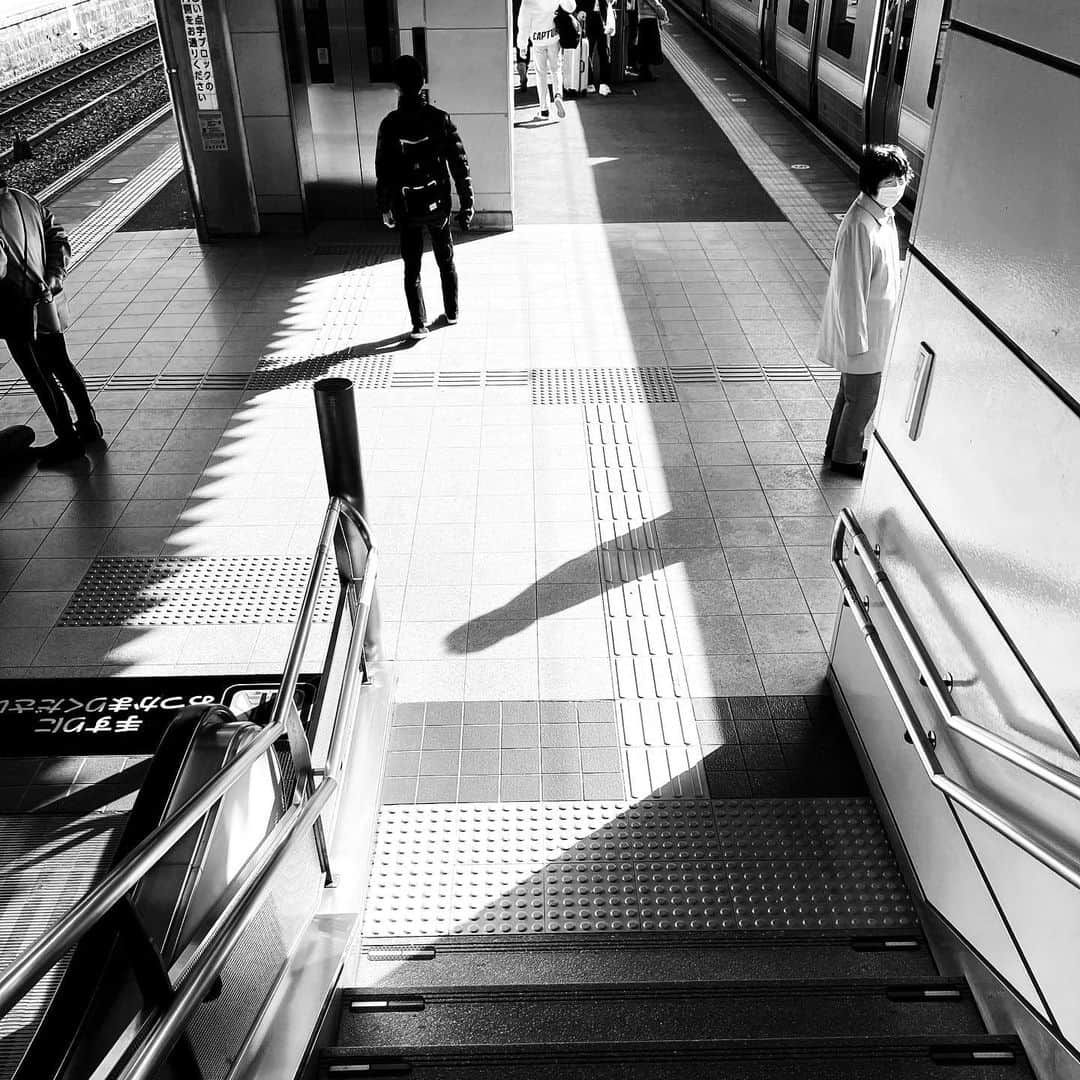 naotakeのインスタグラム：「駅 - A station / iPhone 12 Pro Max & Snapseed, 20210109 . . Stay home, stay safe.  ガマンの一ヶ月の始まり。 . . #spicollective #royalsnappingartists #infamous_family #rsa_main #infinity_photo_cult #jp_gallery_member #jp_gallery_bnw #trb_bnw #wp_bnw  #bnw_life #bnwlife_member #bnw_life_shots #bnw_captures #world_bnw #top_bnw #team_jp_ #team_jp_モノクロ #ig_energy_bw #ig_nihon #streetphotographybnw #igersjp #blackandwhite #bnw #bnwphoto #monochrome #bw #bnwphotography #ShotOniPhone #shotoniphone12promax」