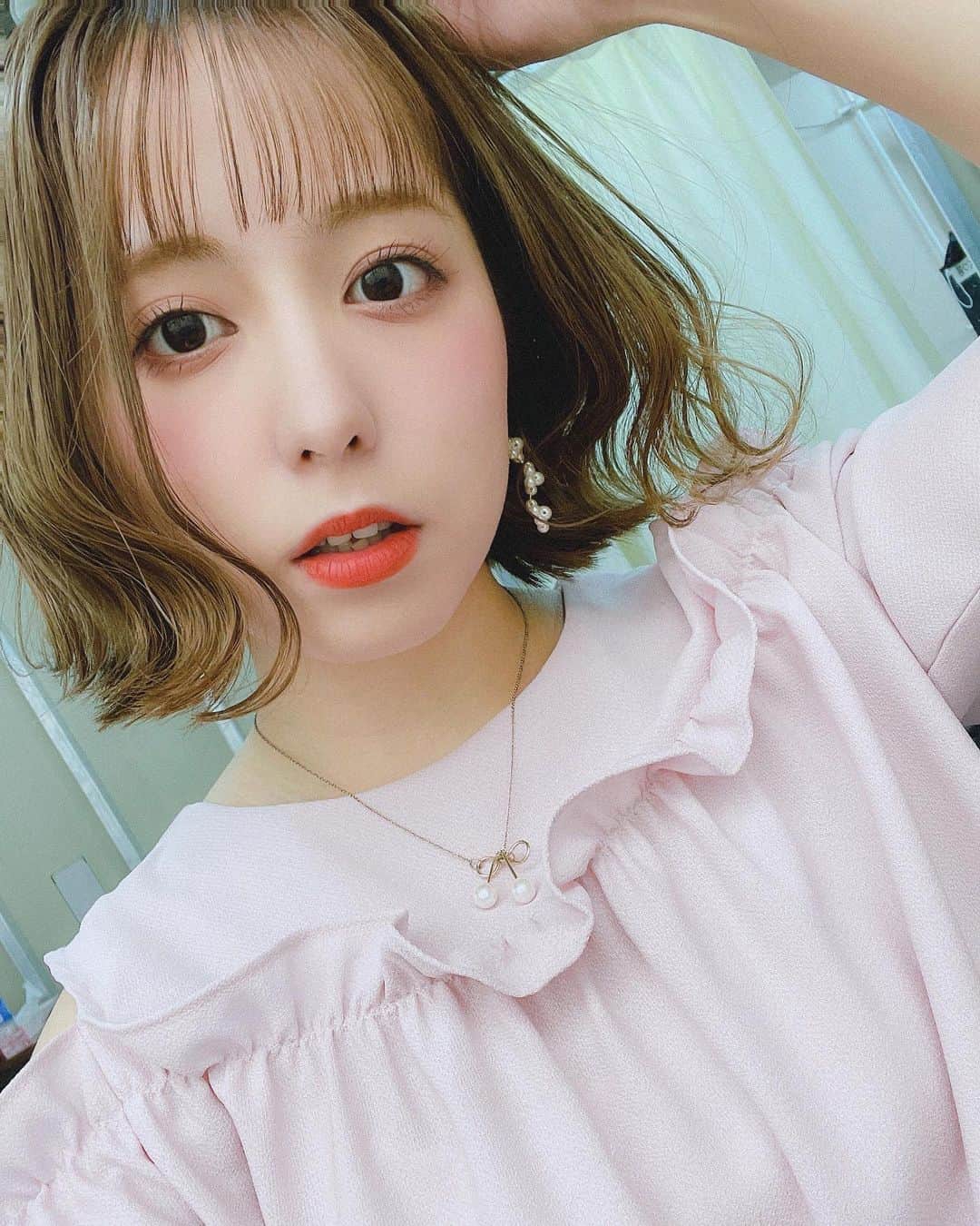 前田美里のインスタグラム：「#虚言癖倶楽部 初日。！ 今回の衣装はピンクでございます💗 どんな役かは…観に来ていただいてのお楽しみです。♪  この状況下で無事に舞台初日を迎えらたことに感謝です。残り7公演、頑張ります！ . .  . #金曜日 #舞台 #初日  #ピンク  #ピンクメイク #photo #ショート #ボブ #ファインダー越しの私の世界 #被写体 #写真好きな人と繋がりたい  #おうち時間 #stayhome #写真 #ヲタク #櫻坂46 #欅坂46 #日向坂46 #フォロー #フォロワー募集中  #idol #fashion #japanesegirl #follow #followme #좋아요 #팔로우미 #팔로미 #오오티디」