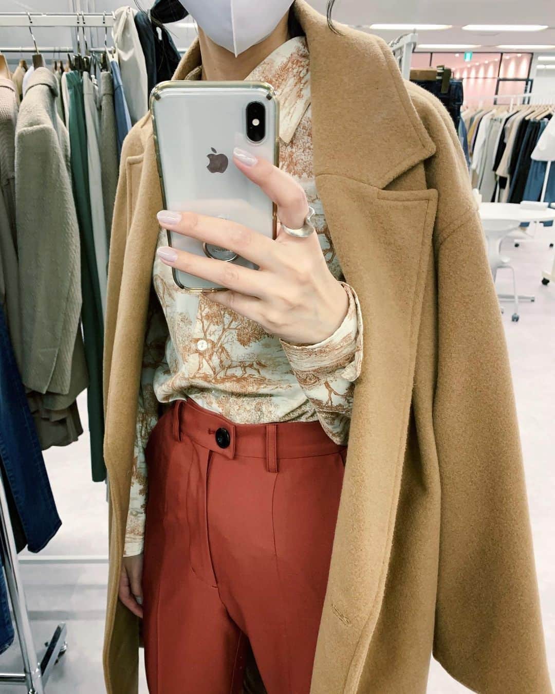 Shiho Sasakiのインスタグラム：「そろそろ春物が入荷する時期🌸 今春のいちおしはトワル.ドゥ.ジュイ柄🐴 フランスの伝統的なデザインからインスピレーションを得た MOUSSYオリジナルの柄です✨ 程よく落ち間のある柔らかい素材に落とし込んでいて、シワにもなりにくいのです💯 こんな風にコートのインナーとして 合わせても可愛い🍃 @sheltterwebstore ではひと足早く 入荷リクエストも受付中です🙆‍♀️ #MOUSSY#21ss」