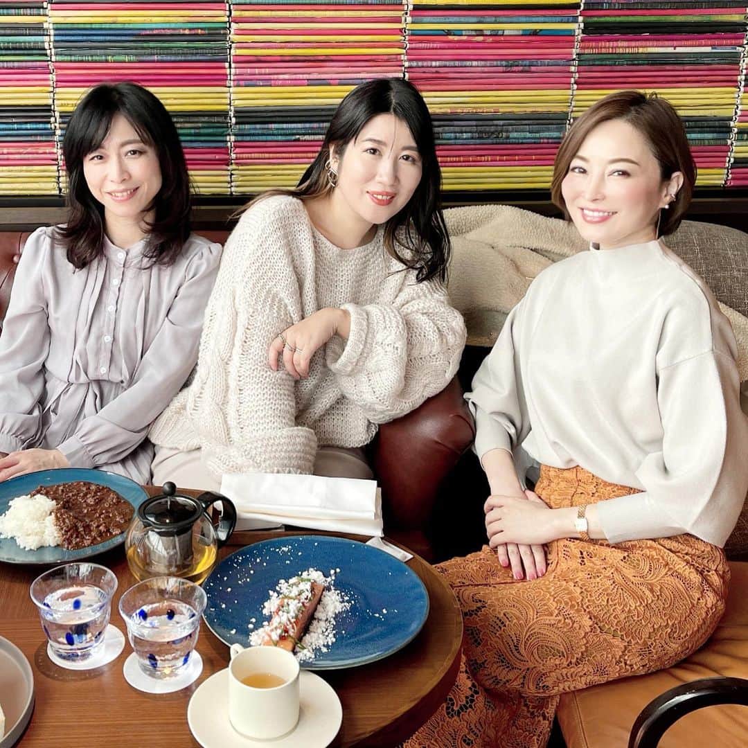 戸田さと美のインスタグラム：「日頃SNSで繋がっているけれど、﻿ やっぱり顔を見れることが嬉しい。﻿ ﻿ 今まで当たり前だったことだ、﻿ こんなにも貴重で尊いものとは気づけなかった。﻿ ﻿ 大好きな美容業界、SNS業界の信頼できる先輩たち﻿ @yoshida_mizuho_creation  @atsuko73t  ﻿ ﻿ といっても私がマイペースなので、優しく包んでもらっている印象。﻿ 皆、サバサバとして、群れないけど芯があり、ブレない美しいお二人。﻿ ﻿ この日はなんと、お茶で７時間話し続け、﻿ 正直人生で最長の長さw﻿ ﻿ 年も生まれ育った環境も、﻿ 現在置かれている環境も全く違うのに﻿ それでも話尽きないって、﻿ よっぽど前世で何か接点があったのかしら？と思えるほど。﻿ ﻿ 大人になって、さっぱりと気持ちよく付き合えるって感謝しかない。﻿ ﻿ 会う発端は二人が謎のインスタライブをやっている中、酔っ払って帰って来た私がコメントしまくったことがきっかけ。﻿ ﻿ SNSで顔を見ていたとしても、自分からアプローチするって大切なことだな、って思った２０２１年の始まりでした。﻿ ﻿ ２枚目、あつこさんが半目だったから写すことができなかったけど、変わらず、美しく、独特の感性と世界観がLOVE❤️ ﻿ みずほさんは、そもそも頭が良い上に感も鋭く、ライターとしても超一流。﻿ 真面目にかっこいいですよ。﻿ ﻿ この日も刺激をもらえて感謝。﻿ ﻿ 早く、この冬を乗り切り、みんなと顔を合わせて話がしたいよ! ﻿ ﻿#友達 #friends  #余裕がある女性﻿ #コスメ ﻿ #コスメ垢 ﻿ #コスメマニア ﻿ #コスメ部 ﻿ #コスメ紹介 ﻿ #コスメコンシェルジュ ﻿ #コスメ好き ﻿ #コスメ好きな人と繋がりたい ﻿ #コスメレビュー ﻿ #コスメ好きさんと繋がりたい ﻿ #美容好き ﻿ #美容 ﻿ #美容好きさんと繋がりたい ﻿ #化粧品好き ﻿ #コスメ記録﻿ #メイク ﻿ #メイク好きさんと繋がりたい ﻿ #トレンドメイク#美容垢﻿ #スキンケア﻿﻿ #スキンケア好き﻿ #時短メイク﻿ #メイク動画﻿ #アラフォー﻿ #新作コスメ ﻿ #ママファッション﻿ #シングルマザー」
