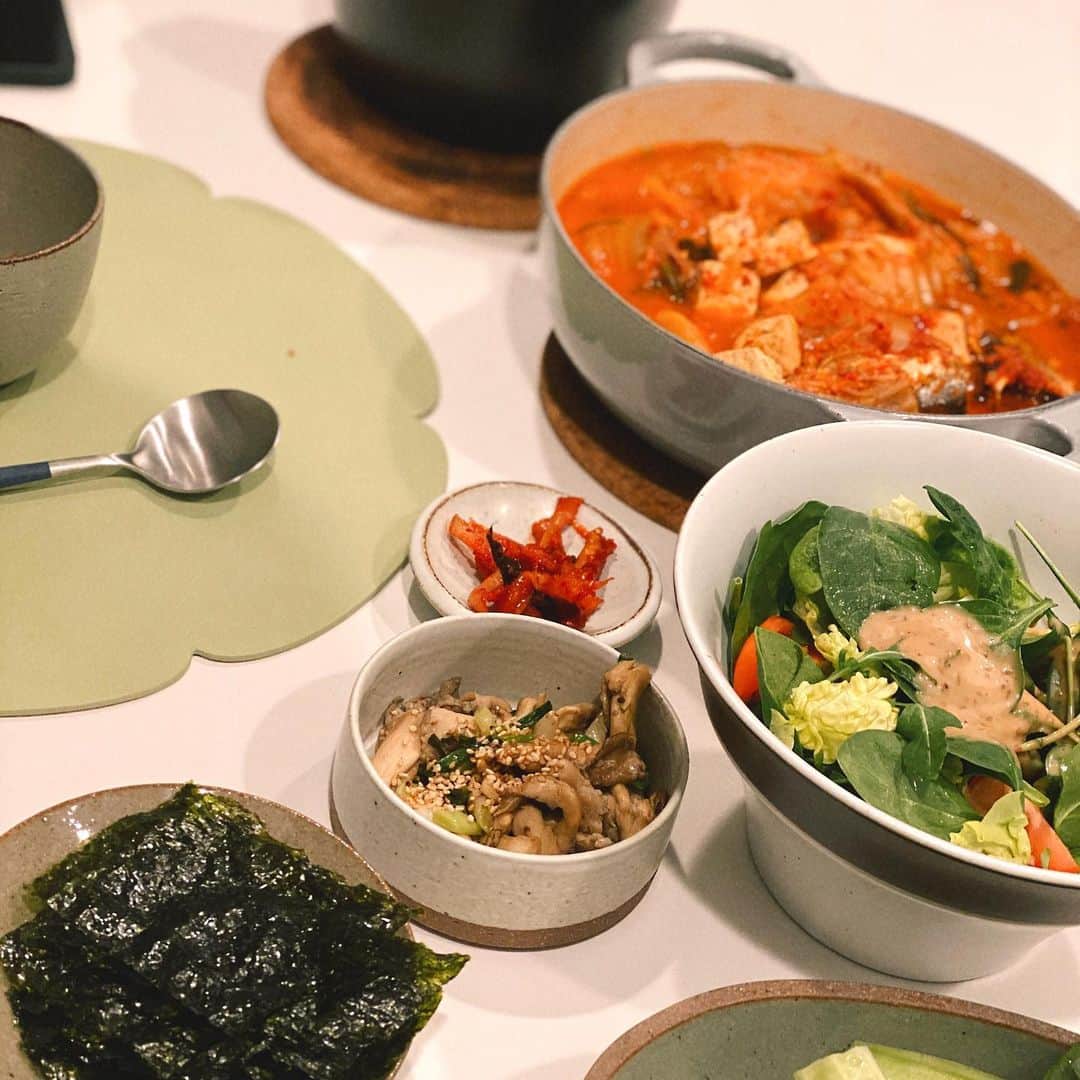 パク・ウンジのインスタグラム：「그리너리 밥상 💛💚  밥 양 조절 실패로 4인분 정도 나와서 내가 3인분 먹었지....🐷  슬림큐브가 필요한 밥상  #박은지요리 #밥먹으러와  #코로나로많은게변화했다 #내요리실력 😋」