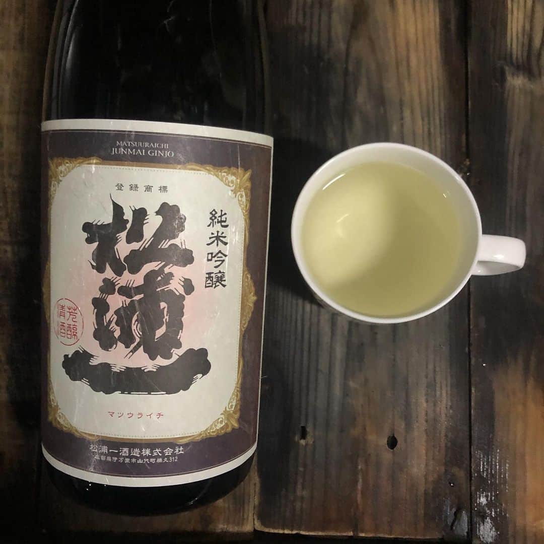 直樹 加藤さんのインスタグラム写真 - (直樹 加藤Instagram)「.. このお酒、知ってる人、どのくらい居るのかな？  九州は、佐賀県の「松浦一酒造」の純米吟醸です。  何とも濃い味わい。  熱燗からじわじわ温度が下がり出して、ジンワリ湧き出す旨味。  ホント、ニッコリ出来る酒。」1月8日 22時42分 - daimonjiyakatonaoki