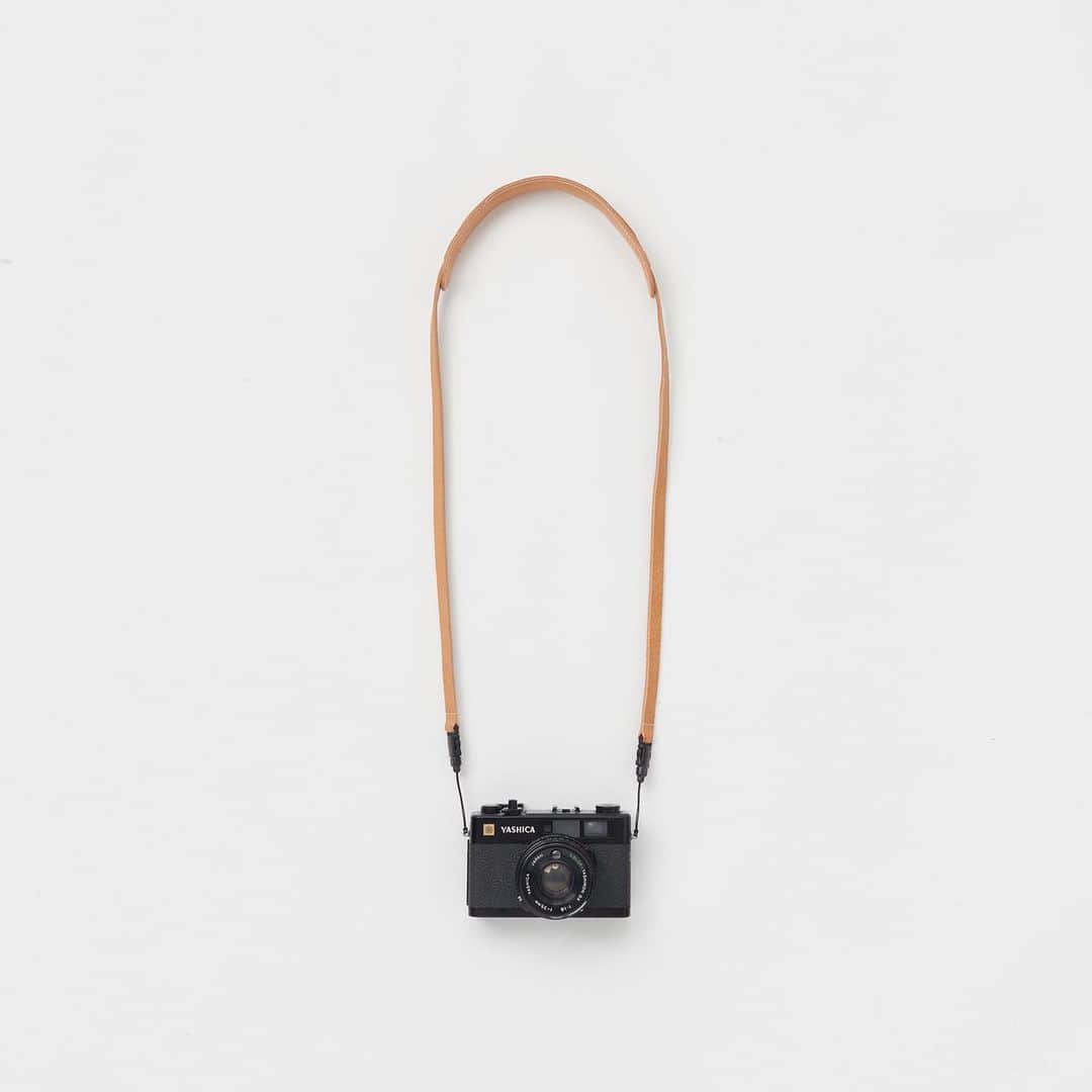 エンダースキーマのインスタグラム：「2021ws(winter/spring) will be at stores from the 9th of Jan﻿ *flagship stores @sukima_shop and retailers in Japan﻿ *abroad mid Mar﻿ ﻿ model: camera strap﻿ color: natural, black, navy, brown, red, orange﻿ ﻿ #henderscheme #2021ws」