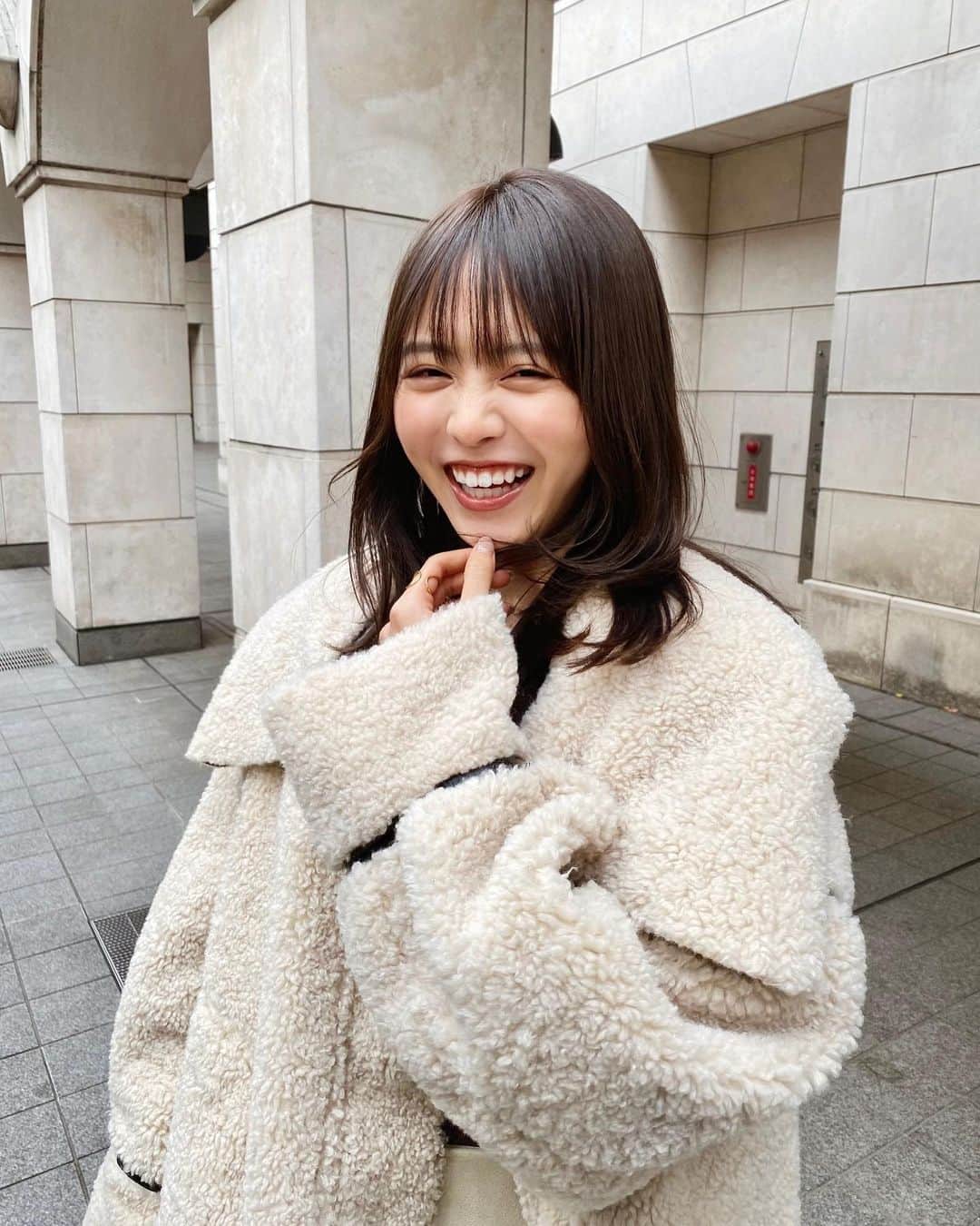 のインスタグラム：「Olive beige 🐿🌿  少し前にカラーをして、久しぶりにヘアスタイルも変えてもらってん❤︎❤︎ これから自分でするのも楽しみ〜！  まつ毛もメンテナンスして、この日は美容デイでした☺️  もこもこアウターもタグ付けしたよ🏷  #haircolor #hairstyle #eyelash」