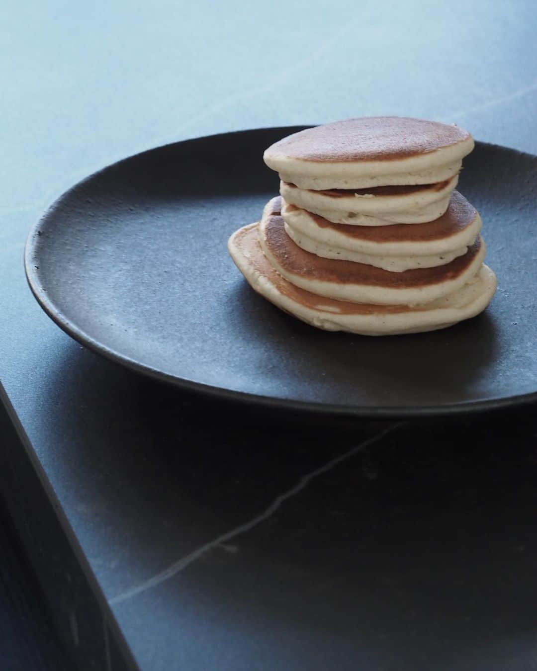 のインスタグラム：「Going my way👩‍🍳﻿ ﻿ ﻿ ﻿ ﻿ 気にいると何度でも毎日繰り返すMia﻿ 連日のパンケーキ🤣🥞﻿ ﻿ ▶︎▶︎▶︎﻿ 作りたいだけでたいして食べないMiaと﻿🧒🏻 はじめてパンケーキを味見して大興奮のAnn﻿👶🏻 ﻿ ﻿ #なぜかエルサ #運動の敏感期  #生後7ヶ月 #7mnthsold #おかっぱ赤ちゃん #5月28日生まれ #えくぼちゃん #ハーフベビー #令和ベビー #34monthsold #2y10m #2歳10ヶ月 #たれ目 #たれ眉 #miababyliving」