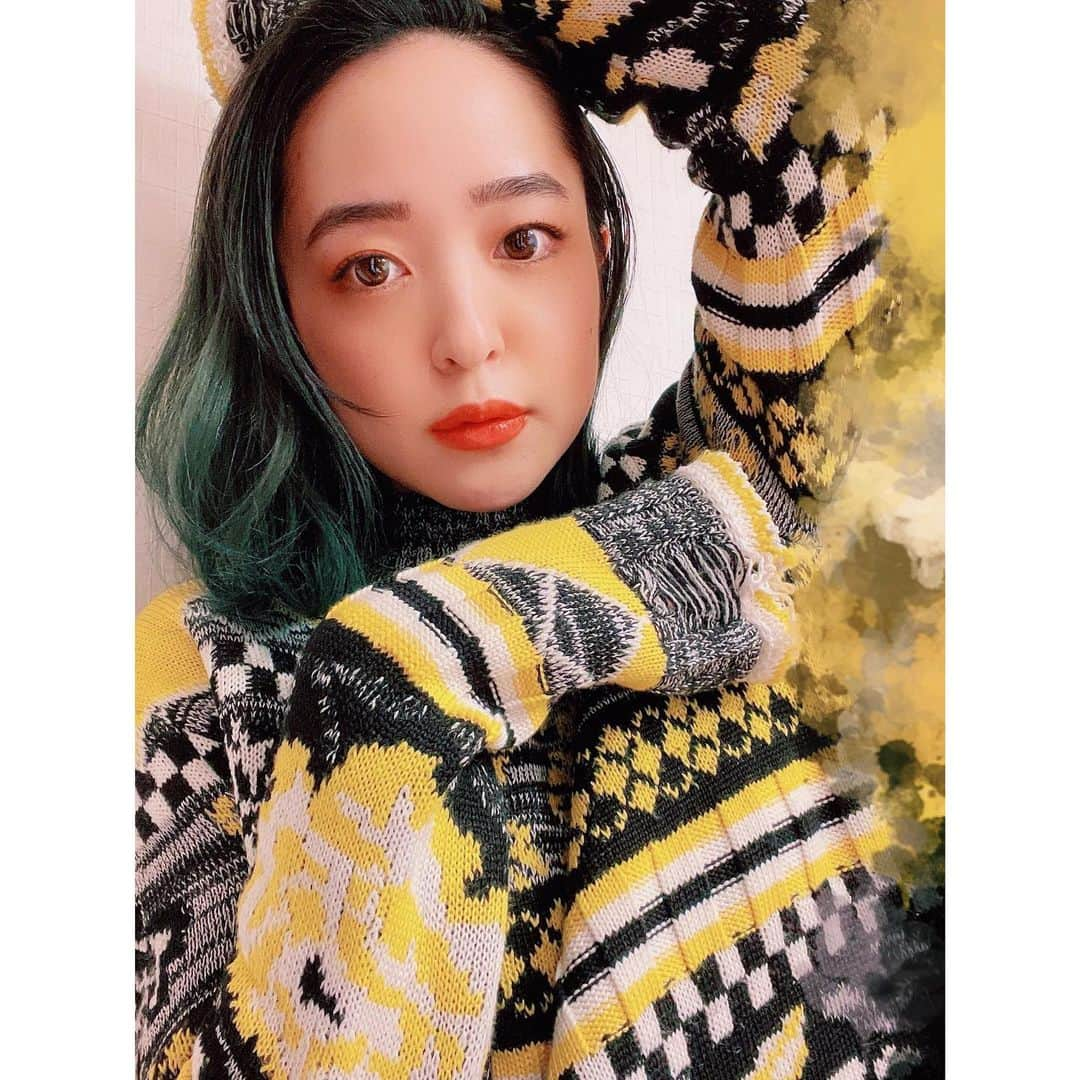 潘めぐみさんのインスタグラム写真 - (潘めぐみInstagram)「今日の私。  彼-役-のイメージで。  #MSGM の #ニット と #shuuemura  の #リップ と。  隙を見て、インスタライブでリクエスト頂いた  眉毛の描き方、あげますね。  #今日の私 #今日のコーデ #💛 #💚」1月8日 22時48分 - han_meg_han