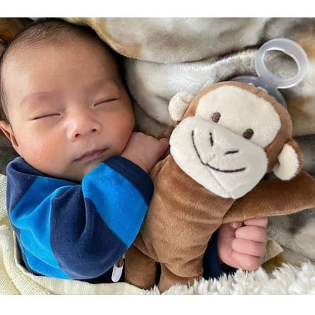 ままのてさんのインスタグラム写真 - (ままのてInstagram)「.⠀ 【おさるさんとねんね🐒💕】⠀ .⠀ .⠀ #ままのて⠀ .⠀ おさるさんのぬいぐるみと一緒におねんねしています🙈✨⠀ かわいすぎる寝顔ですね😍⠀ 癒やされます😊⠀ .⠀ ︎#おねんね⠀ #おさるさんと仲良し⠀ .⠀ .⠀ @_chel_chelle 様の投稿です。⠀ 素敵なお写真ありがとうございました💝⠀ .⠀ .⠀ 〈mamanote_officialのオリジナルキャンペーンへ参加しよう♡〉⠀ .⠀ お子様のかわいい動画、写真 ▶︎【 #ままのて 】⠀ @mamanote_official をフォローして、 投稿する動画や写真に合ったオリジナルハッシュタグをできるだけ多くつけて、インスタグラムにアップしてみましょう！⠀ .⠀ .⠀ 毎日、担当者が投稿をチェックして、素敵な写真と動画をピックアップして、公式アカウントで紹介します❤️⠀ .⠀ そして！！毎月、ハッシュタグごとに、@mamanote_official がピックアップした写真の中で1番｢いいね｣の多い方に、アマゾンギフト券3000円分プレゼント！当選者にはDMを送らせていただきます♡⠀ .⠀ また、動画や写真は、ままのてのFacebook、 またはウェブサイト 「ままのて」内の記事で紹介させていただきます🙌⠀ .⠀ .⠀ #赤ちゃん#ママタイム#ベビスタグラム#令和ベビー#プレゼント#キャンペーン#キッズモデル#モニター#ベビーモデル#新米ママ#成長記録#子育て#育児ママカメラ#ママ撮#スマイル育児#こどもと暮らす#子育て記録#育児記録 #お出かけ#親バカ部#赤ちゃんのいる生活#おさる#さる#さるのぬいぐるみ#赤ちゃんとぬいぐるみ#天使の寝顔」1月8日 22時50分 - mamanote_official