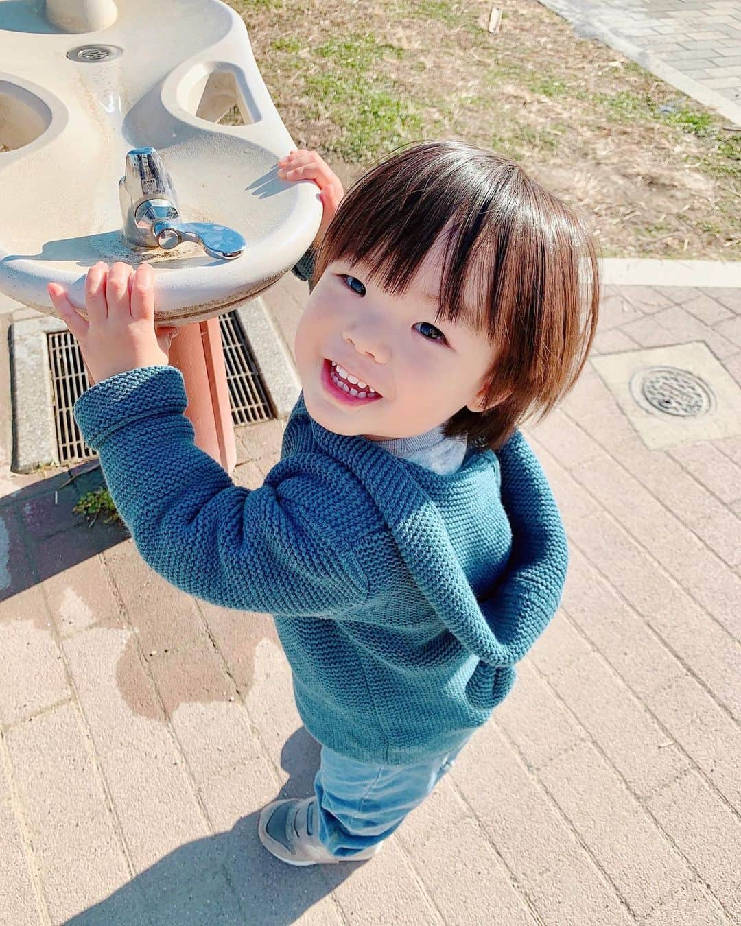 永峰絵里加さんのインスタグラム写真 - (永峰絵里加Instagram)「My omochi kun turned 22 months old😋💙 ・ 長男は1歳10ヶ月になりました◎ 乗り物とぬいぐるみと水道そしてリモコンを愛する元気boy👦🏻 ・ 宇宙語は1日中流暢に喋っているんだけど なかなか単語が出てこないなぁと思っていたけれどもう気にしない事にしました笑  指差し出来るしこちらの言う事も理解しているし◎ 今はまだ自分が喋るよりも親に教えて欲しいらしく、朝から晩まで色々な物を指差してえっ？えっ？(これなーに？)と何度も聞いてきます😅・ これがまた本当〜にしつこいんだけど😂・ 全部答えてあげるようにしています。 そのうちアウトプットの時期がくるでしょう◎  もちろん出来る様になったことも沢山！ 成長が愛おしいです^ ^  それに引き換え私はなんだか物忘れをしたりすんなり名前がでてこなかったり、、 退化している気がするわ。しゅん。  ・ ・ ・ ・ #22monthsold #myboy #loveyou  #dontgrowuptoofast  #息子の成長 #長男 #1歳10ヶ月 #元気いっぱい #笑顔が最高 #おもちくん」1月8日 23時02分 - erikalmaz