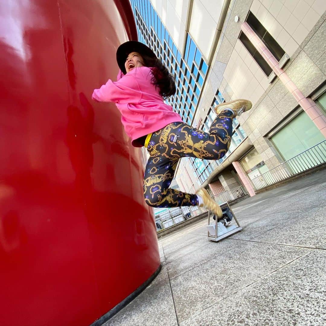 のインスタグラム：「Adidas × Pharrell Williams ベーシックパーカー（ピンク)、Studio Londonレギンスパンツ(ブラック)、 スーパースター(ゴールド)、ソックス(ホワイト)  #adidas #adidasoriginals #アディダス #アディダスオリジナルス #adidasstudiolondon #studiolondon #adidassox #スニーカー女子 #スニーカー #tokyo #japan #ファッション #アディダス大好き芸人 #アディ子 #adidaspharrellwilliams #adidassuperstar #superstar #pharrellwilliams #dinagonmitsuko #iloveadidasoriginals #streetfashion #ストリートファッション #大納言光子アディダスコーデ @adidasoriginals photo by @honomiddd」