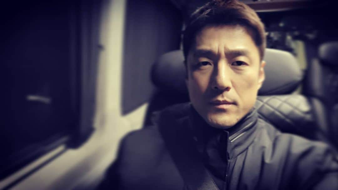 チ・ジニさんのインスタグラム写真 - (チ・ジニInstagram)「@ikkle_entertainment #언더커버🎥 #퇴근🚌💨 #춥다😰」1月8日 22時58分 - actor_jijinhee