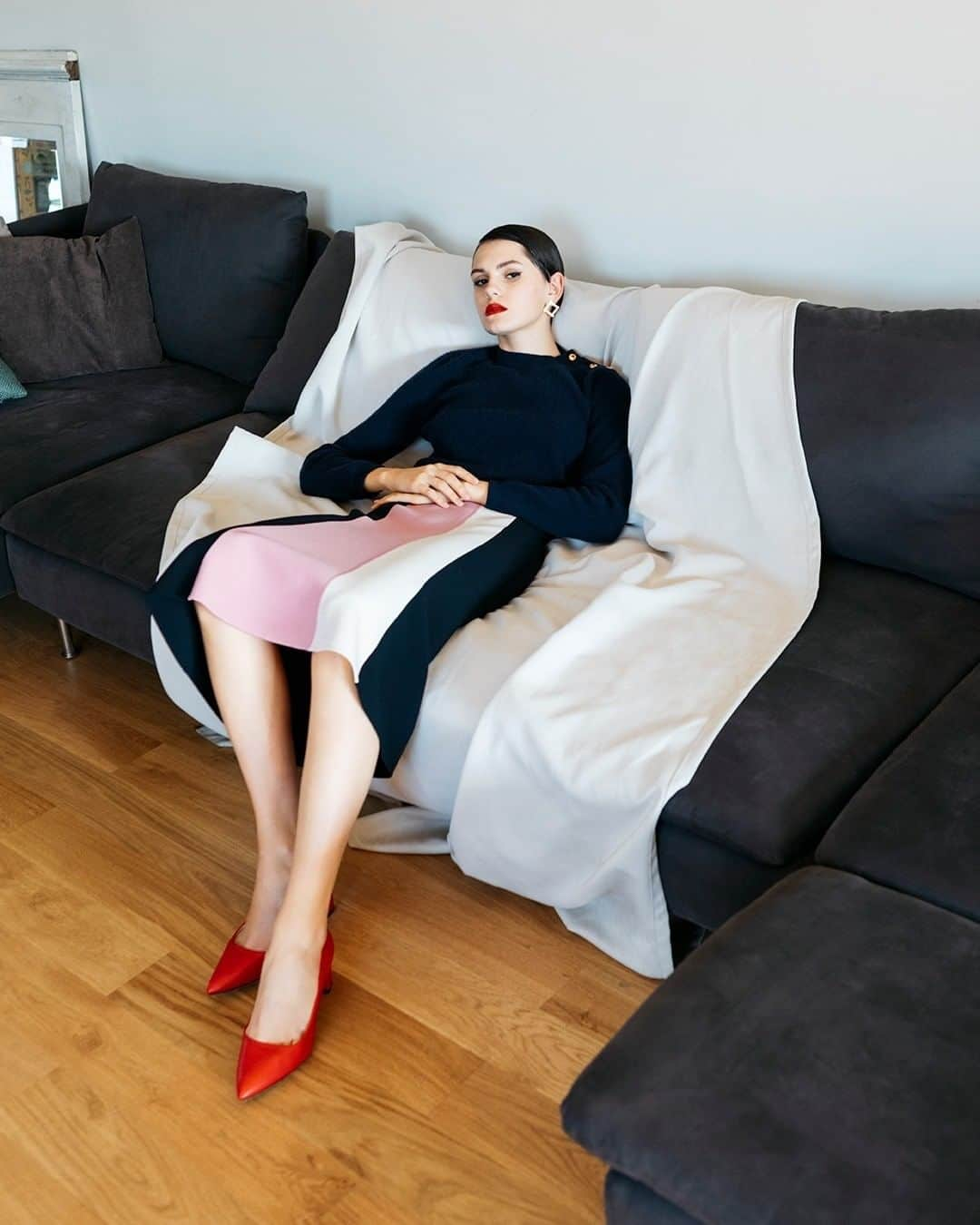 ミラショーンさんのインスタグラム写真 - (ミラショーンInstagram)「On the sofa with red shoes. ⠀ ⠀ ⠀ #milaschon #redshoes #longskirt #geometricskirt #blackandpink #blacksweater #sofa」1月8日 22時58分 - milaschon_official