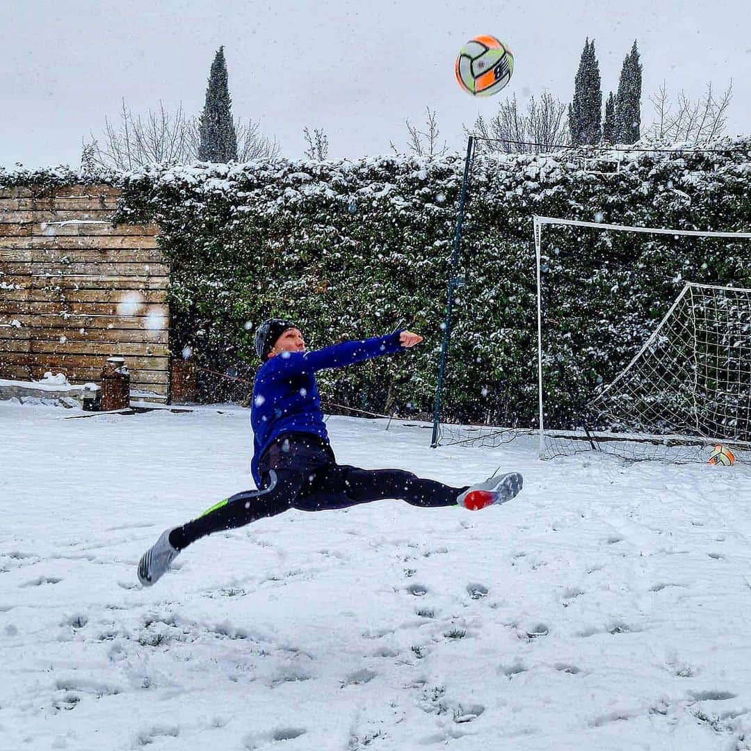 ルイス・ハビエル・ガルシア・サンスのインスタグラム：「Couldn't resist to go out and juggle with the ball. Practice and practice brings good memories even though I've got to picked up the ball from the lake few times... don't laugh 😅!! #MoreThanaGame #Football #furon #nbfootball」