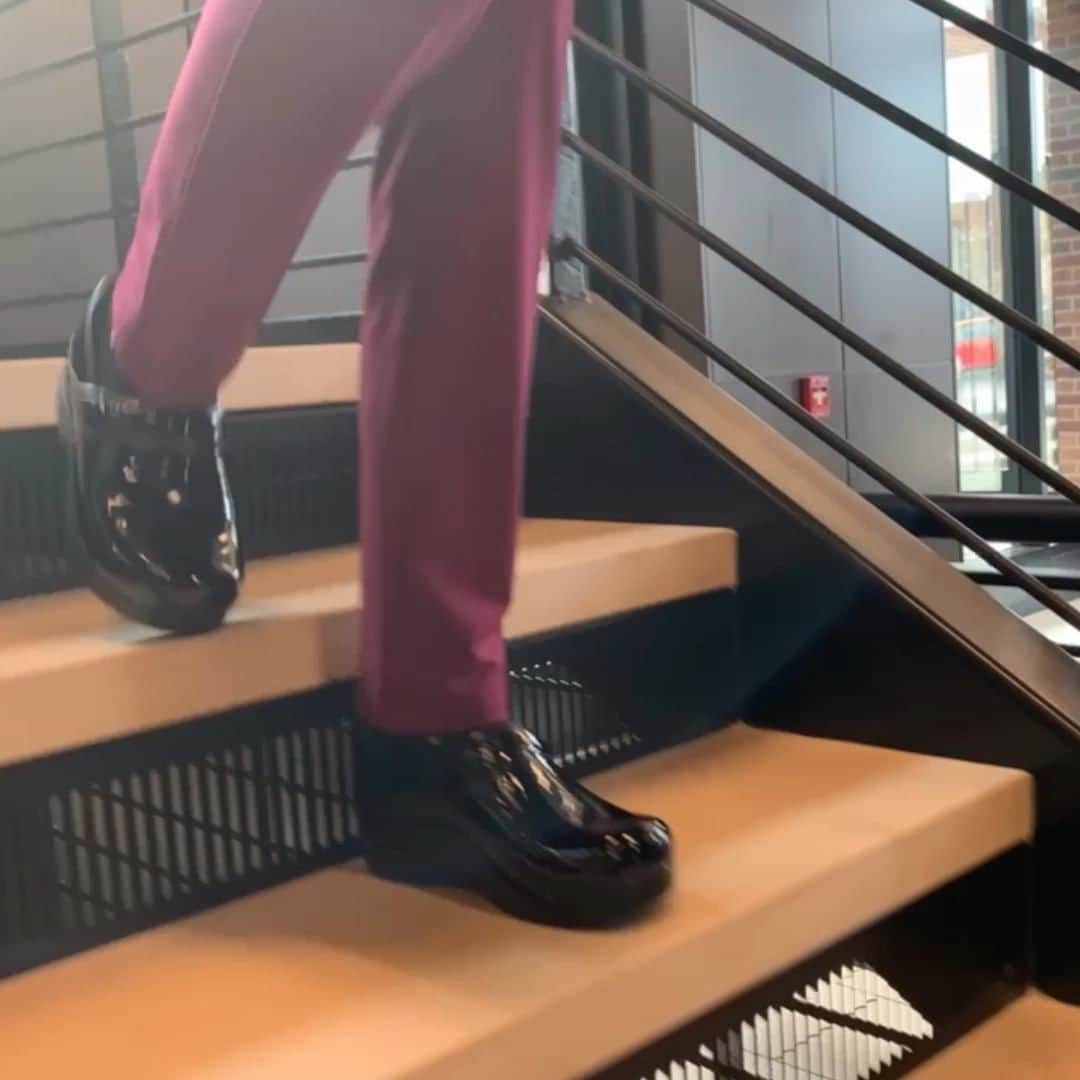 ダンスコのインスタグラム：「Sweet steps are made of these. 1) Tag a friend in the comments. 2) Make sure you’re following @dansko on Instagram. Dansko has been proud to support nurses and healthcare workers throughout their journey, and through our donation efforts over the past months. This year, we are celebrating nurses and healthcare workers all year long! #Giveaway Rules: Giveaway runs 01/08/21 at 9:00 AM EST - 01/10/21 at 11:59 PM EST. No purchase necessary. One winner will be randomly selected and will be notified via DM. Verification that the winner is a nurse or healthcare worker may be required in the form of a nurse’s badge or ID. Winner will win one pair of Dansko shoes from the current collection with a total estimated retail value of $150 each. Giveaway not associated with Instagram. Full terms and conditions at the link in the bio.」