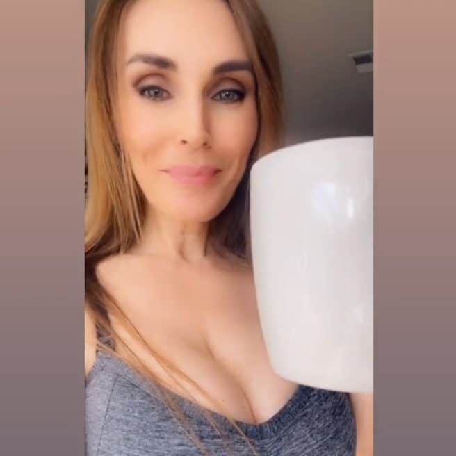 ターニャ・テイトのインスタグラム：「Tea or coffee ? ☕ 💖」